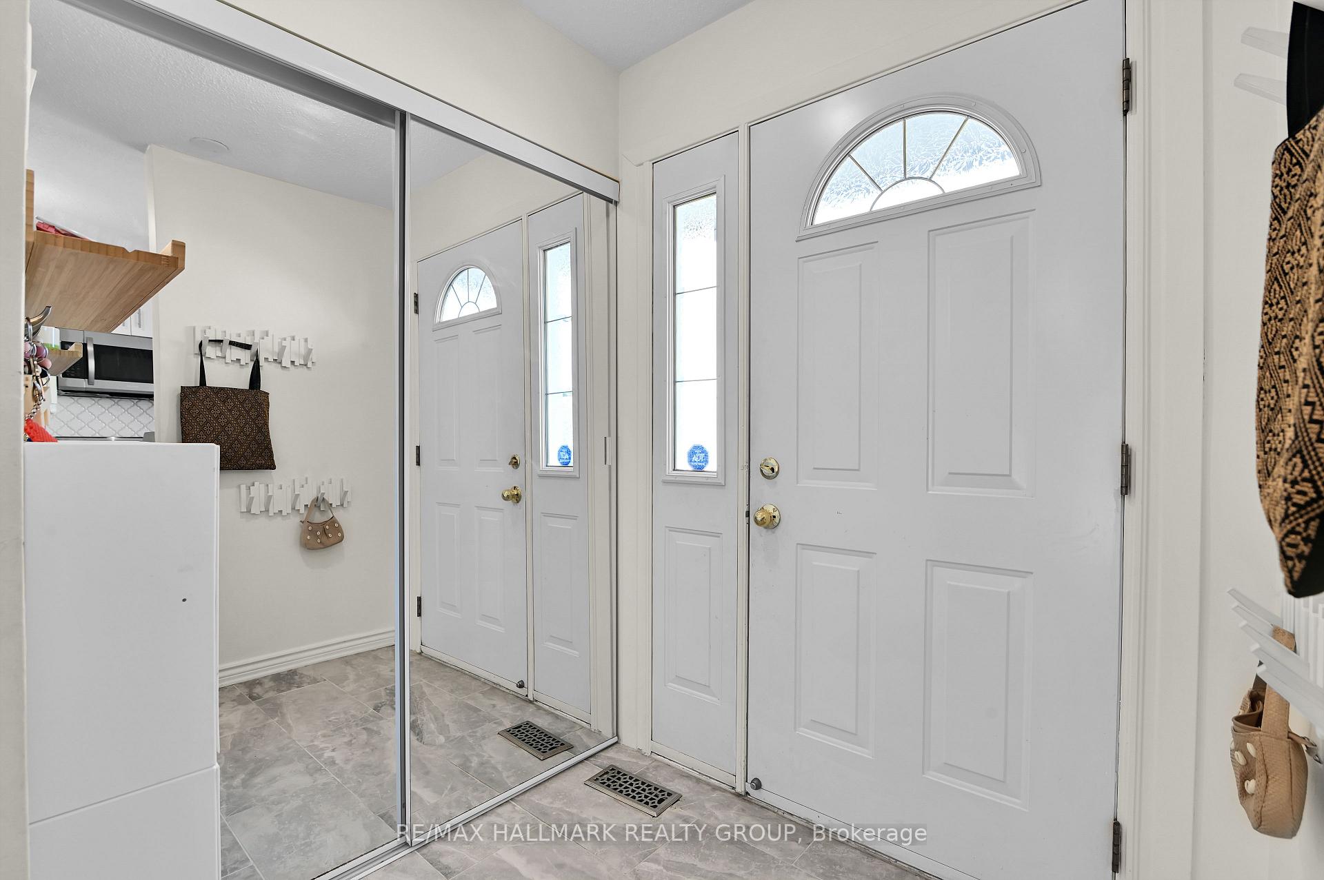 Photo 2 of Unit 3, 1505 Ballard Court, Ottawa, Pineview — HOMEH