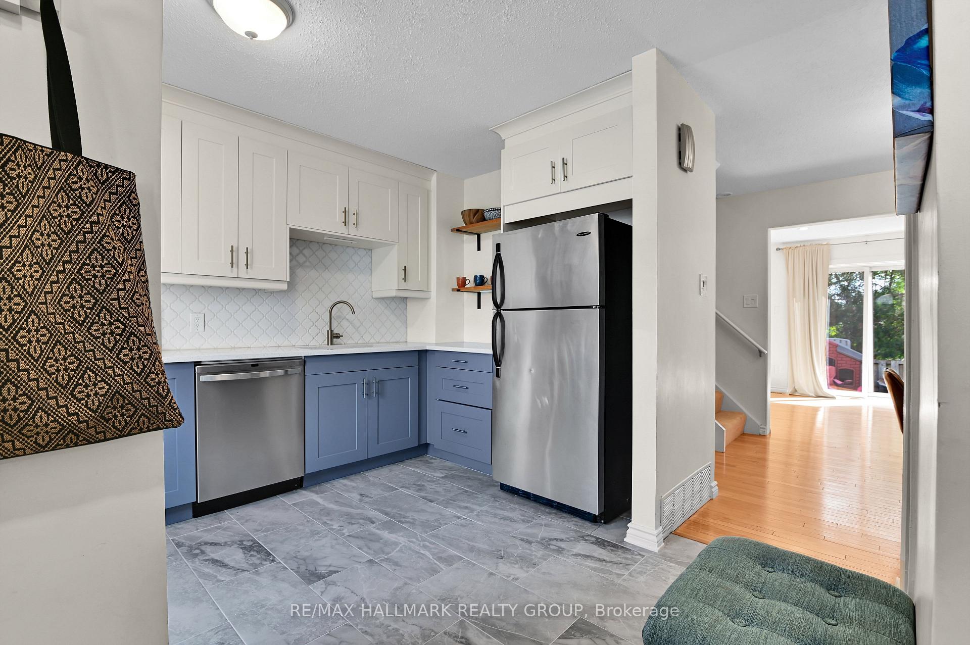 Photo 5 of Unit 3, 1505 Ballard Court, Ottawa, Pineview — HOMEH