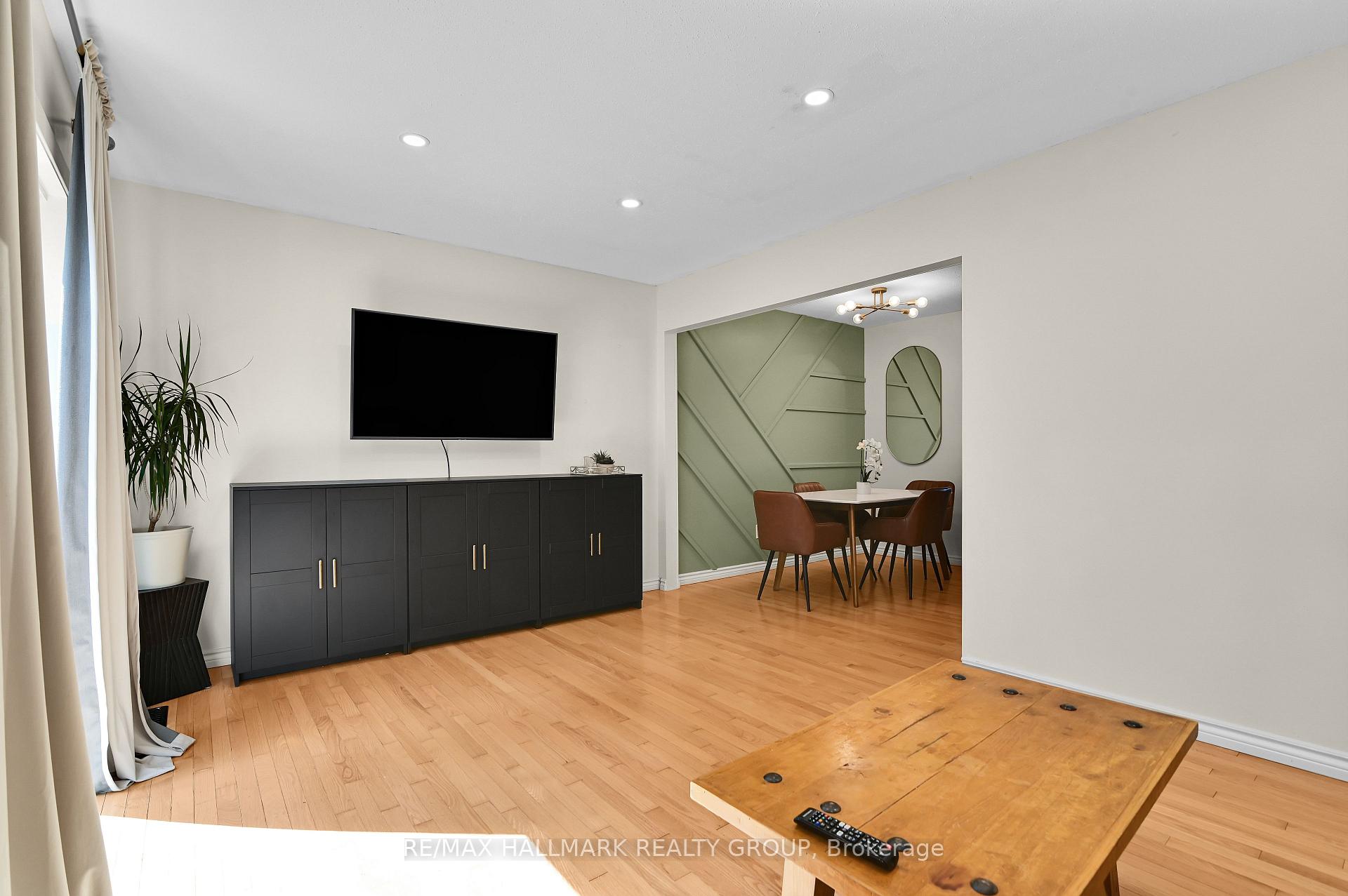 Photo 8 of Unit 3, 1505 Ballard Court, Ottawa, Pineview — HOMEH