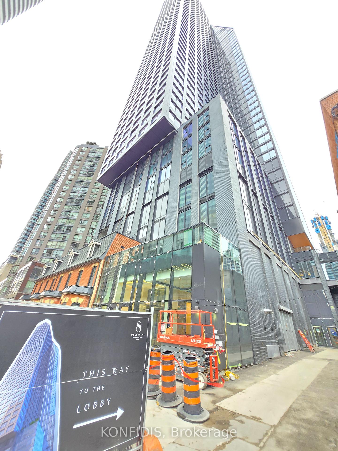 Front of Unit 1607, 8 Wellesley Street W