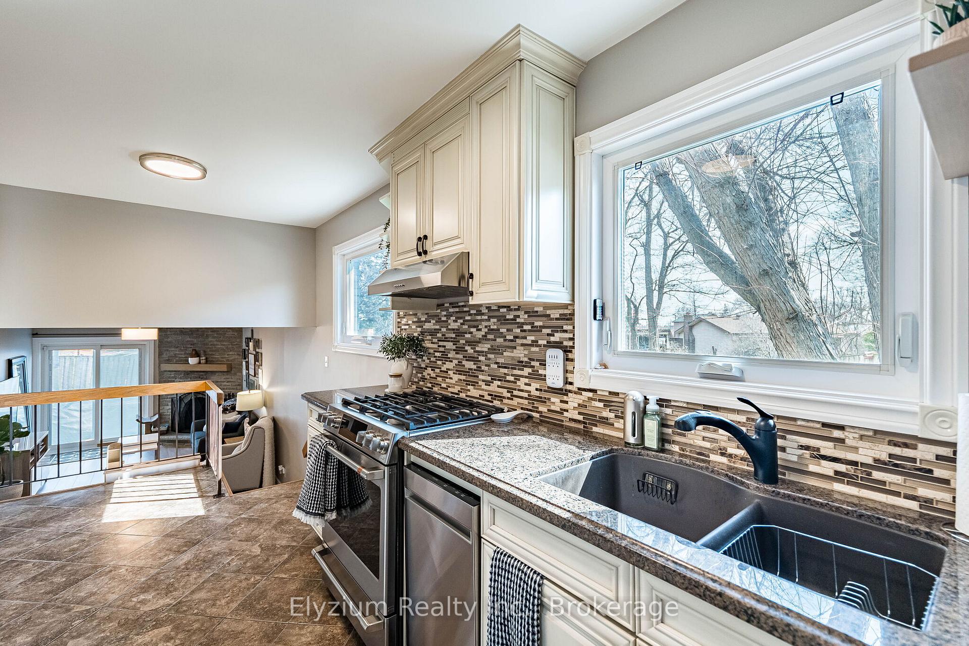 Photo 13 of 6953 Cherbourg Gardens, Mississauga, Meadowvale — HOMEH