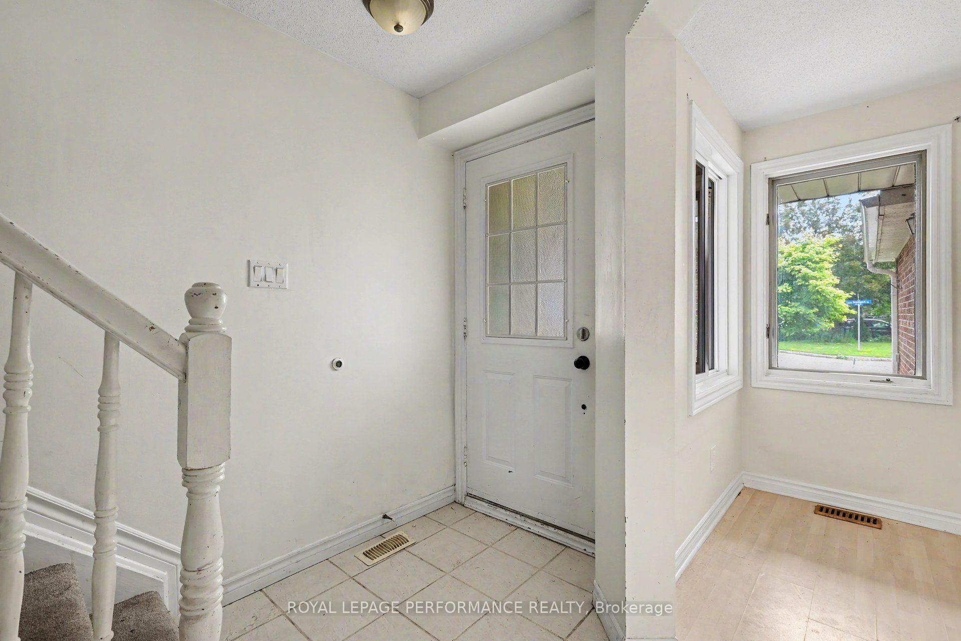 Photo 2 of 8 Southport Drive, Ottawa, Hunt Club Park/Greenboro — HOMEH