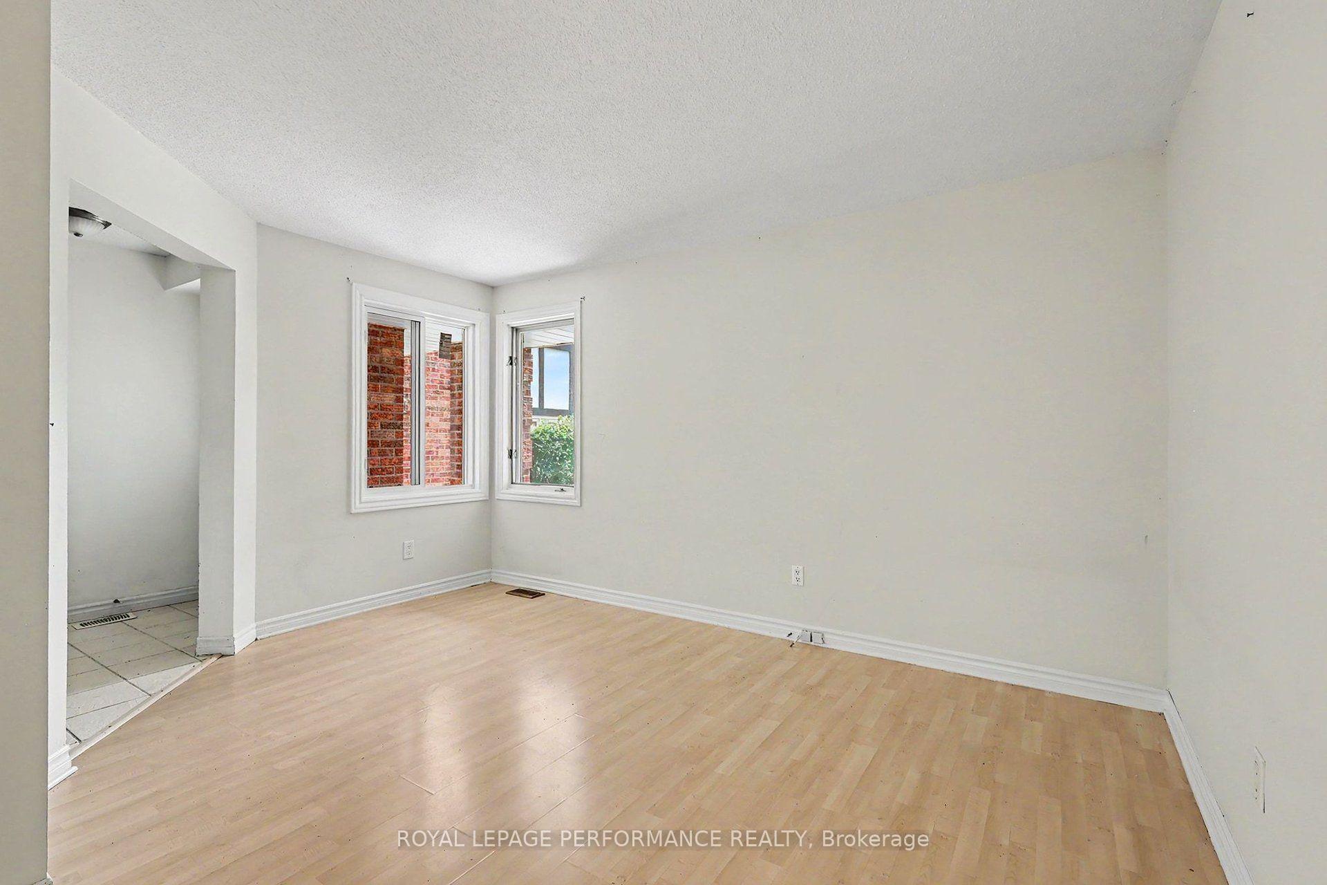 Photo 3 of 8 Southport Drive, Ottawa, Hunt Club Park/Greenboro — HOMEH