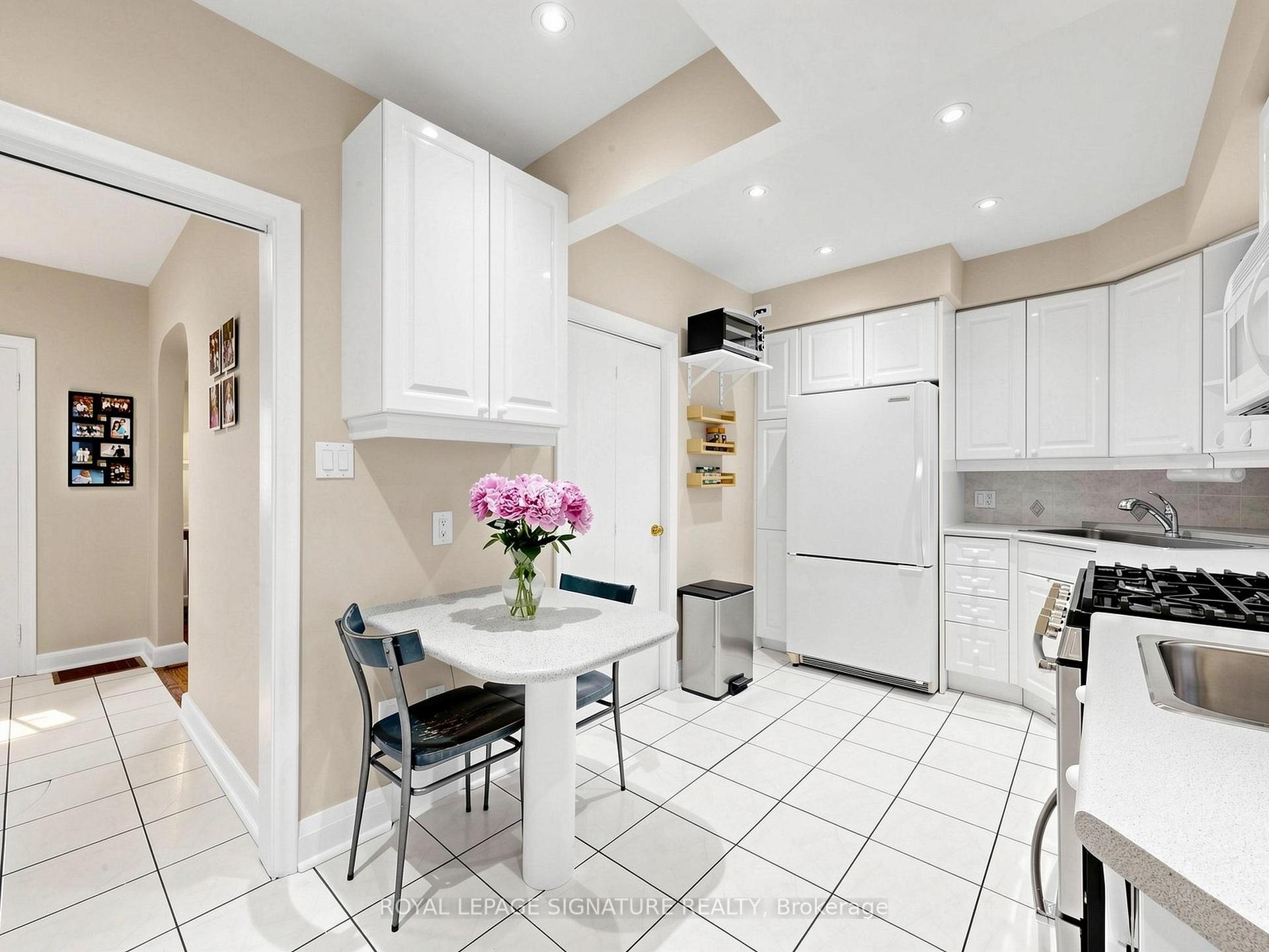 Photo 8 of 46 Brookview Drive, Toronto, Englemount-Lawrence — HOMEH