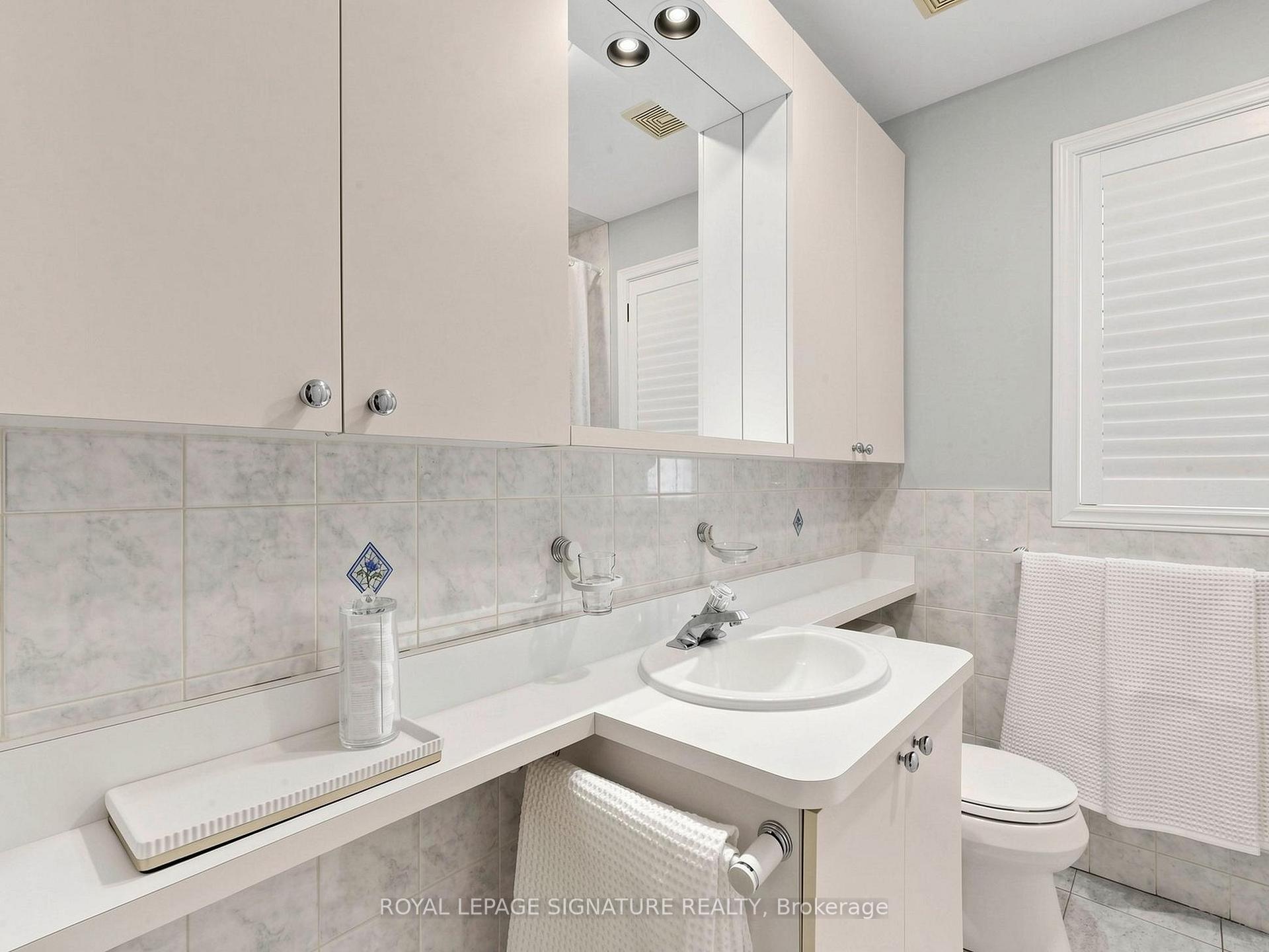 Photo 17 of 46 Brookview Drive, Toronto, Englemount-Lawrence — HOMEH