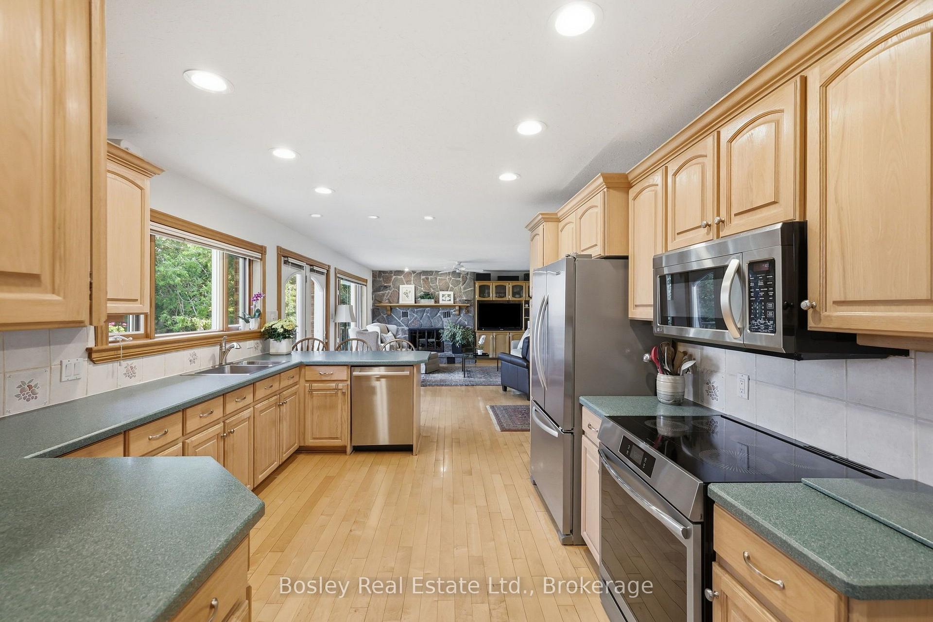 Photo 12 of 124 Bartlett Boulevard, Collingwood — HOMEH