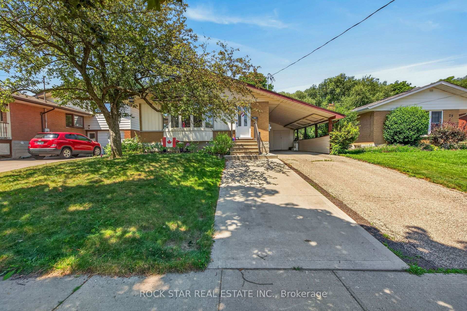 Photo 3 of 33 Ruskview Road, Kitchener, Forest Hill — HOMEH