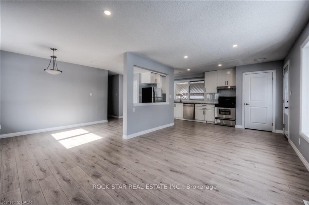 Photo 5 of 33 Ruskview Road, Kitchener, Forest Hill — HOMEH