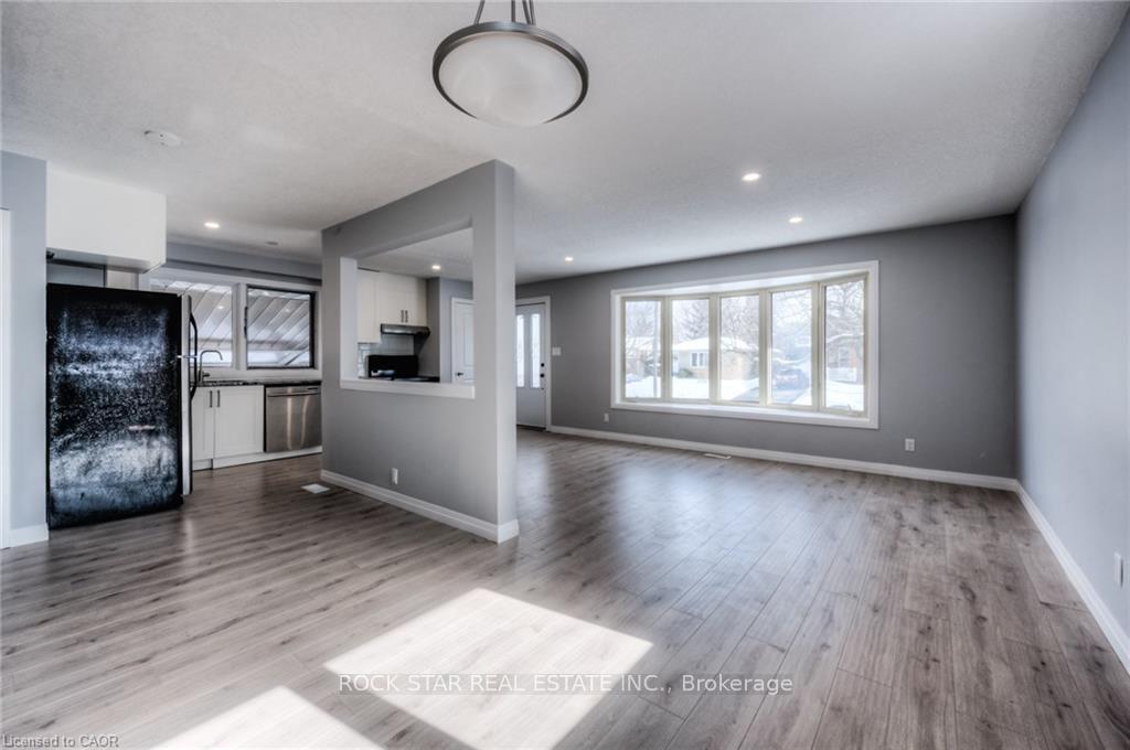 Photo 6 of 33 Ruskview Road, Kitchener, Forest Hill — HOMEH