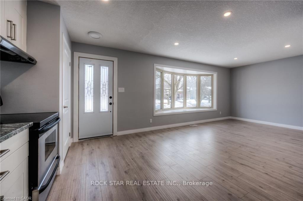 Photo 10 of 33 Ruskview Road, Kitchener, Forest Hill — HOMEH