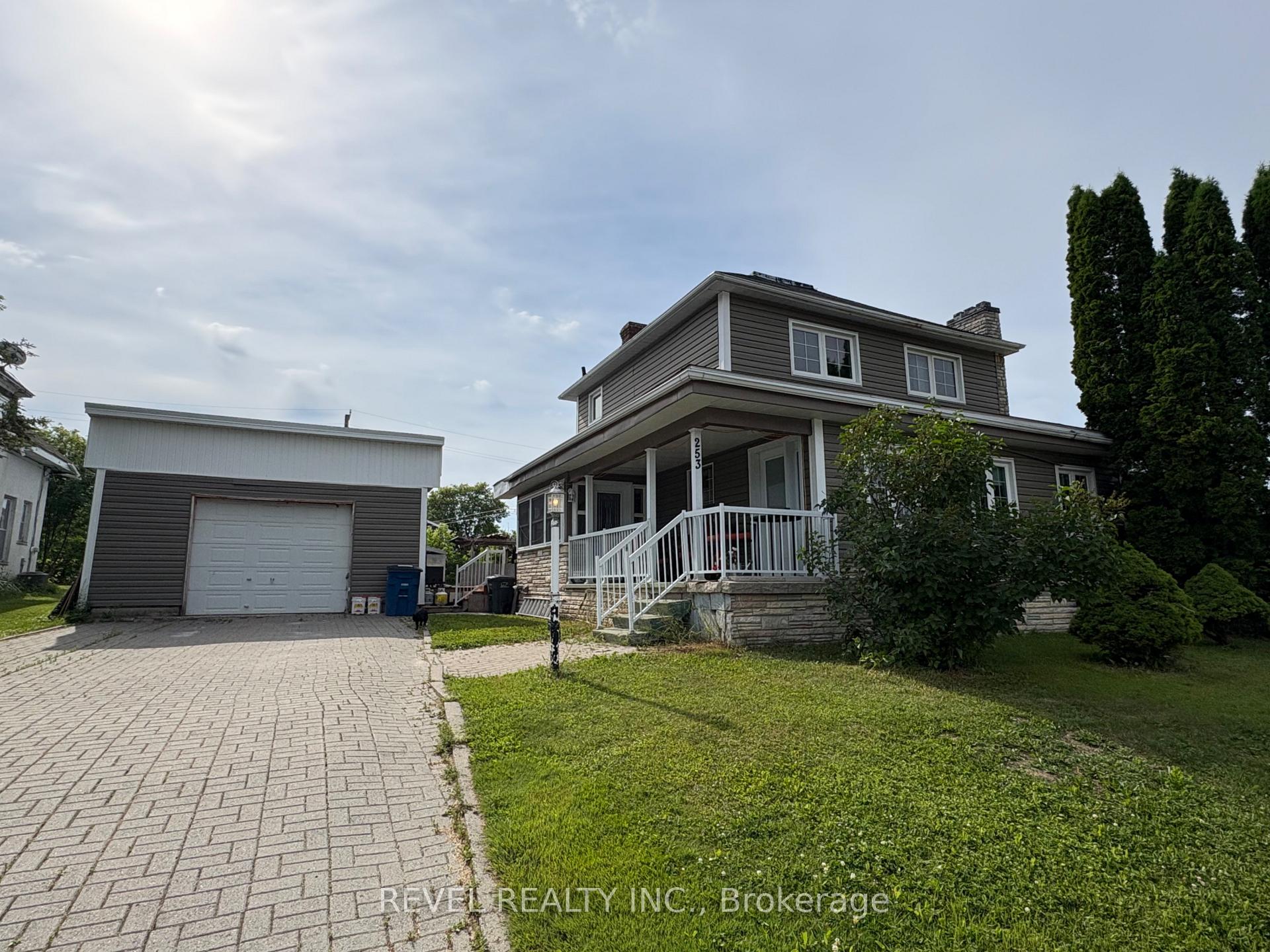 Photo 2 of 253 Fourth Avenue, Cochrane — HOMEH
