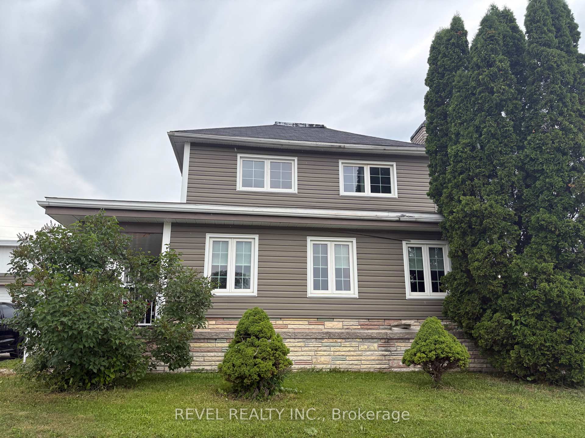 Photo 3 of 253 Fourth Avenue, Cochrane — HOMEH
