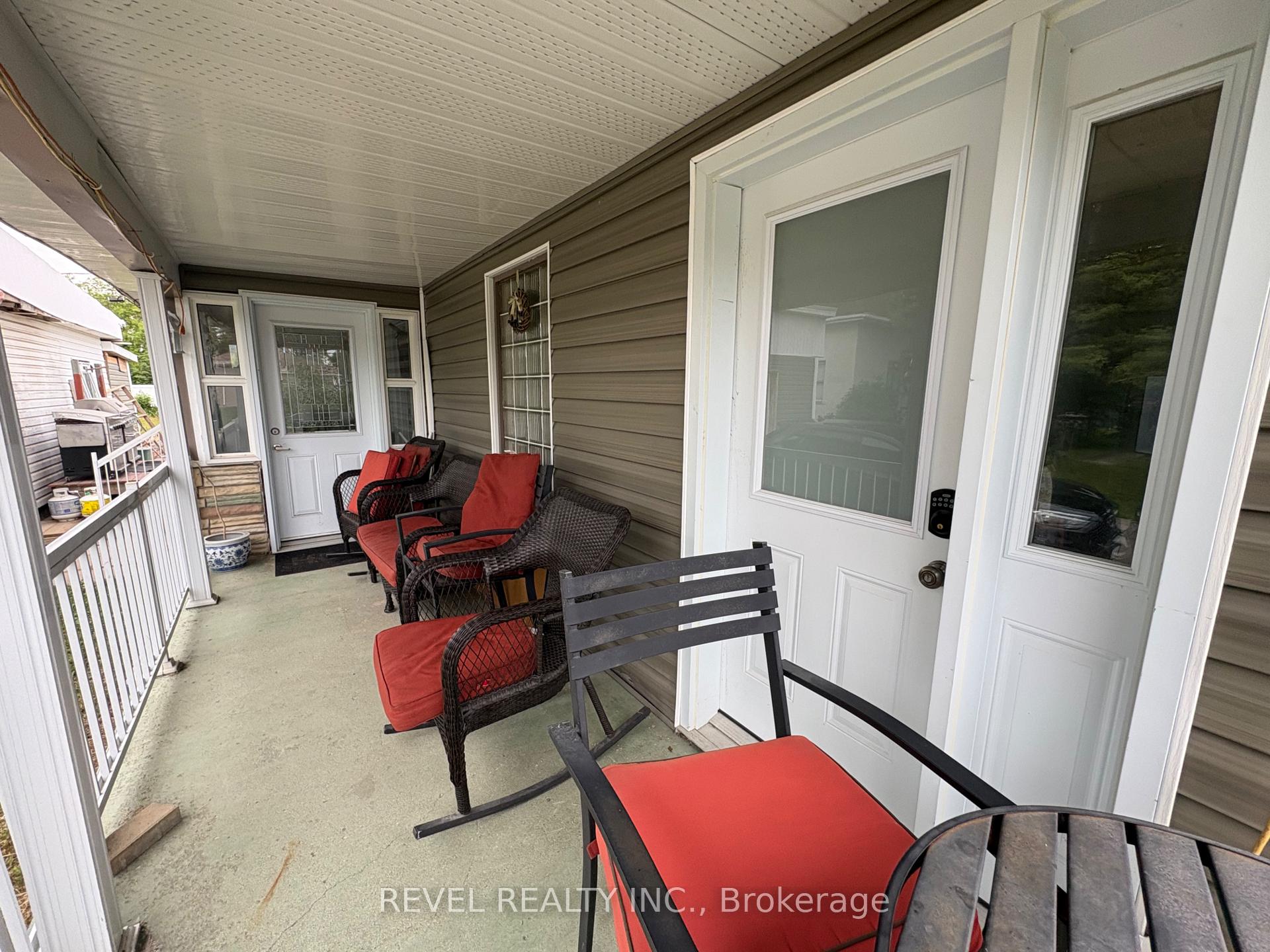 Photo 5 of 253 Fourth Avenue, Cochrane — HOMEH