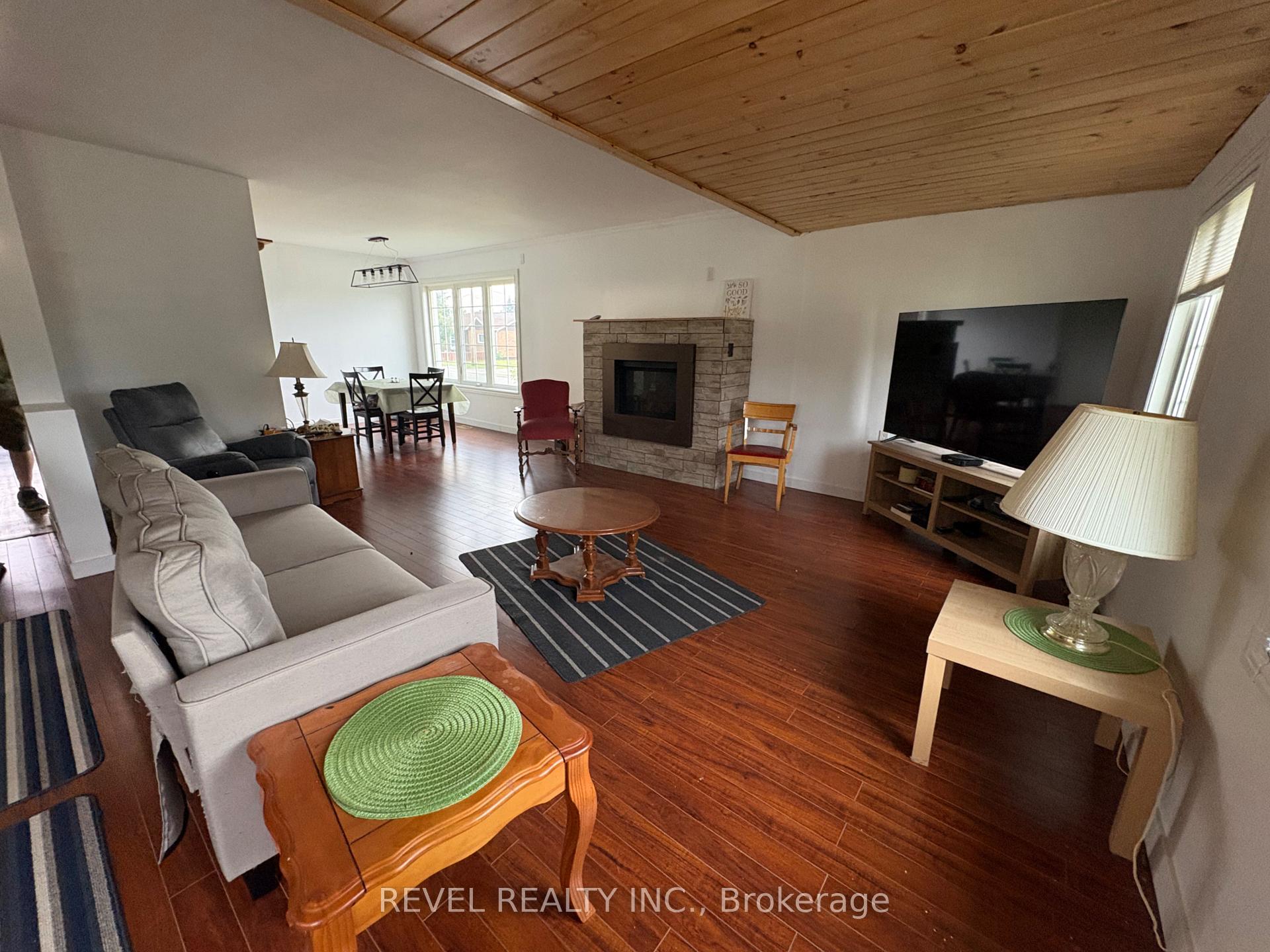 Photo 9 of 253 Fourth Avenue, Cochrane — HOMEH