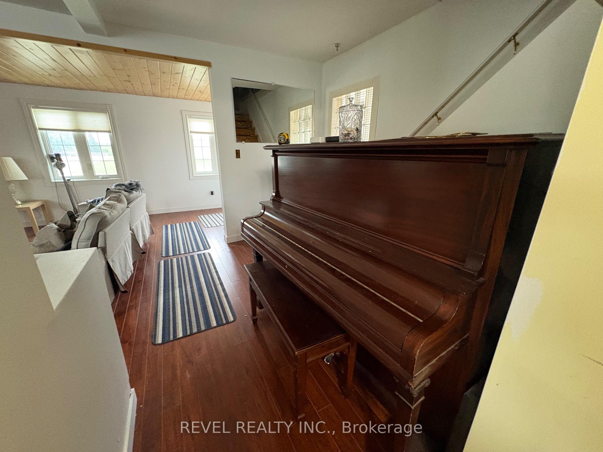 Photo 11 of 253 Fourth Avenue, Cochrane — HOMEH