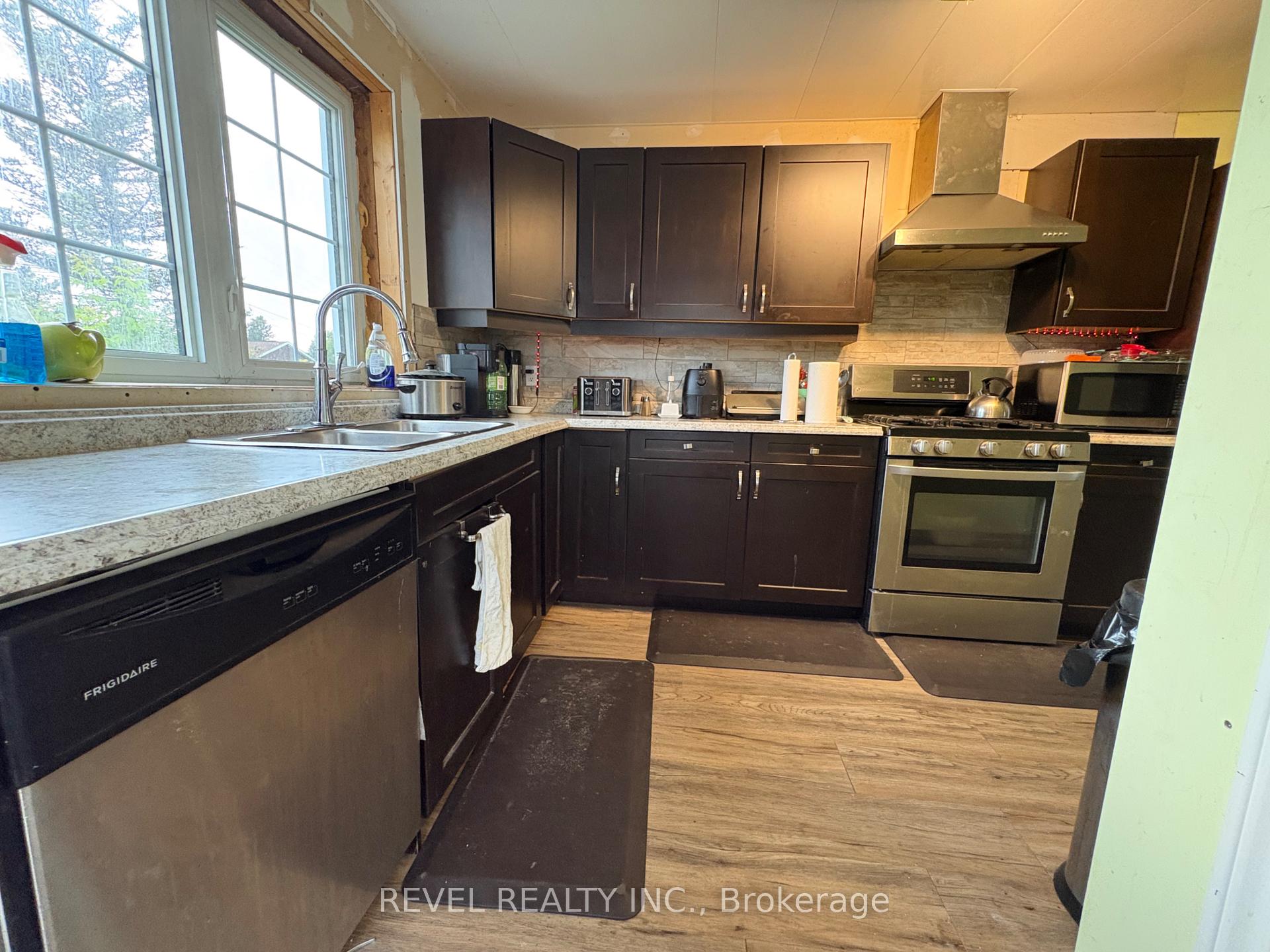 Photo 15 of 253 Fourth Avenue, Cochrane — HOMEH