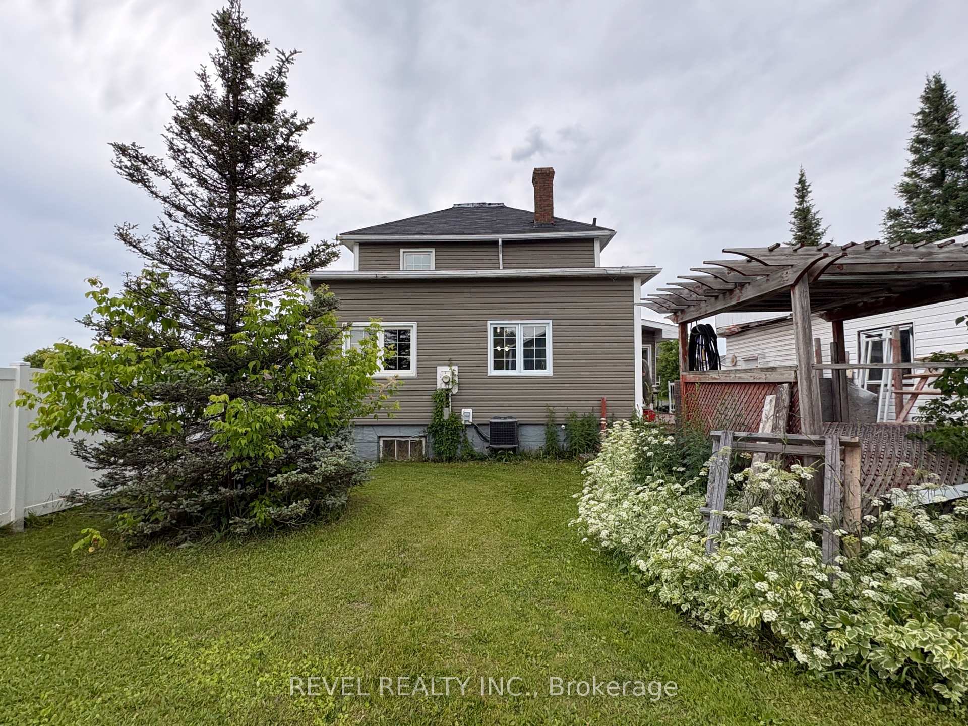 Photo 36 of 253 Fourth Avenue, Cochrane — HOMEH