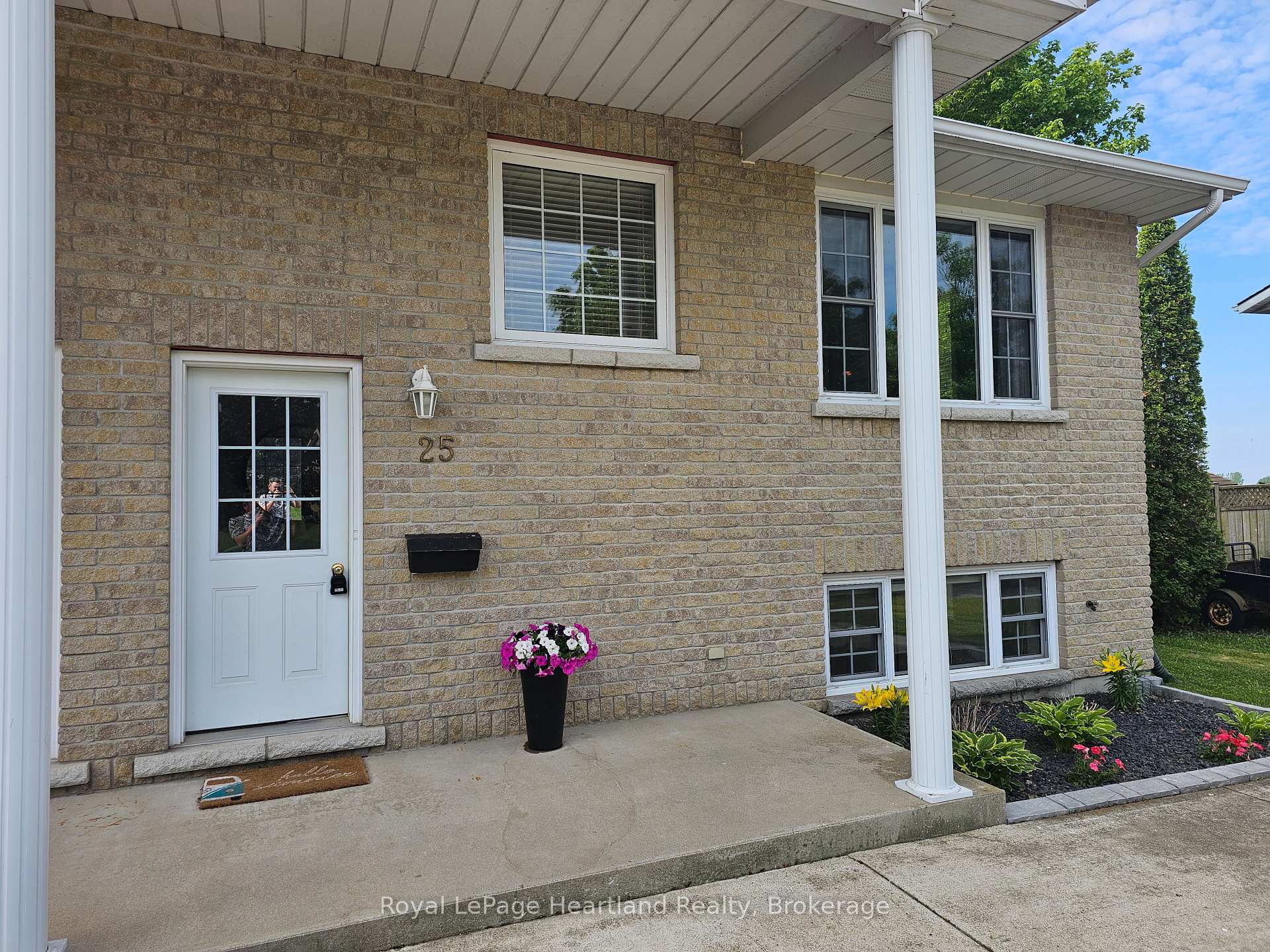 Photo 2 of 25 Lee Crescent, Goderich, Goderich (Town) — HOMEH