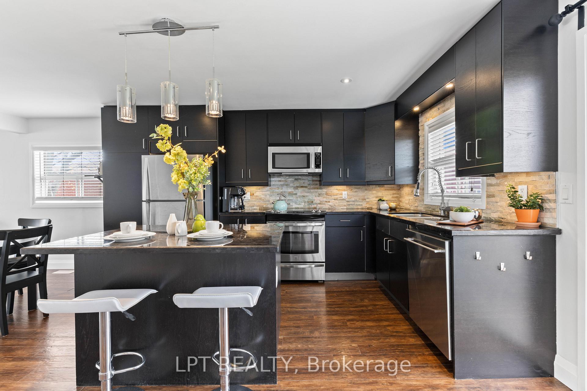 Photo 1 of 818 Poplar Avenue, Georgina, Historic Lakeshore Communities — HOMEH
