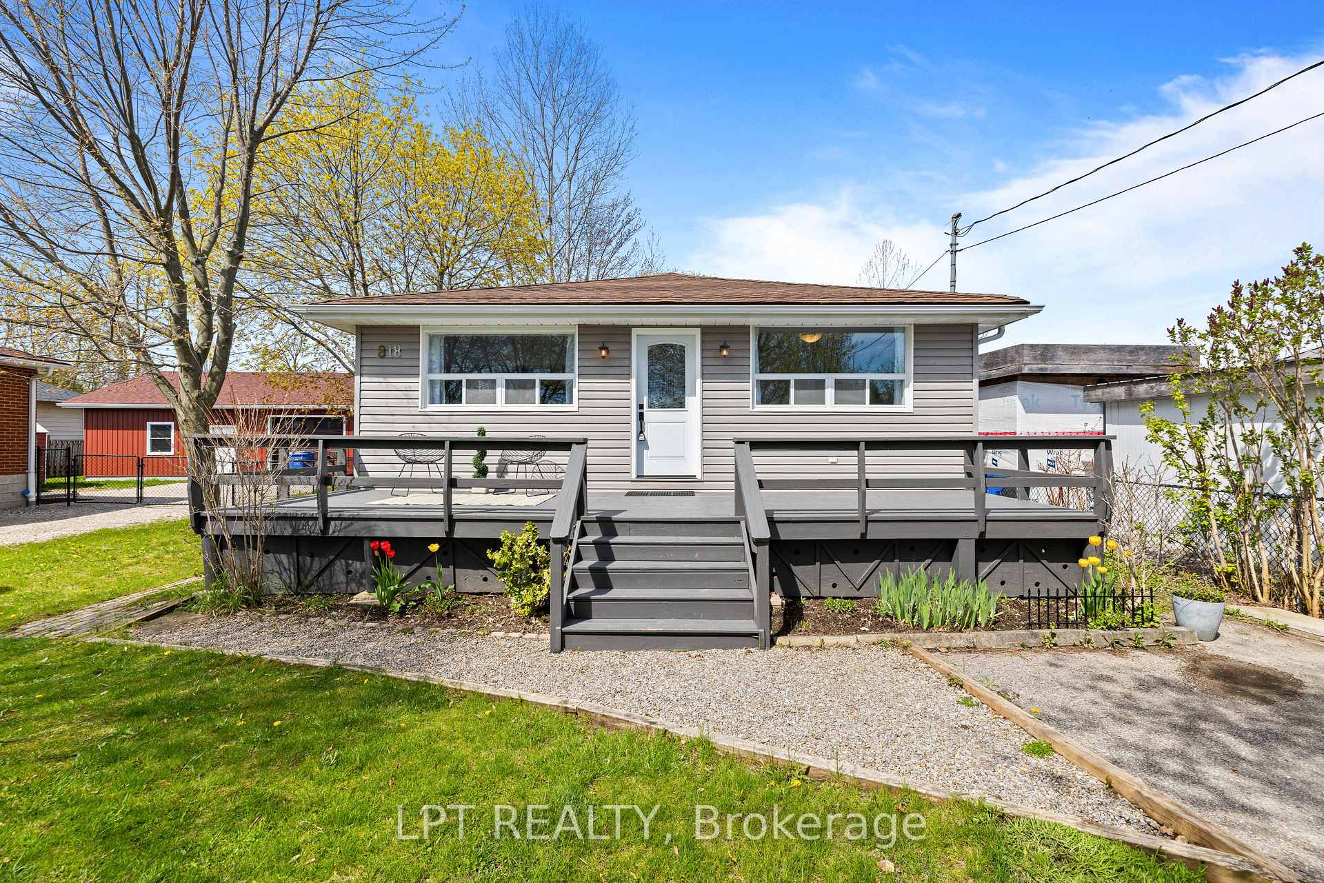 Photo 2 of 818 Poplar Avenue, Georgina, Historic Lakeshore Communities — HOMEH