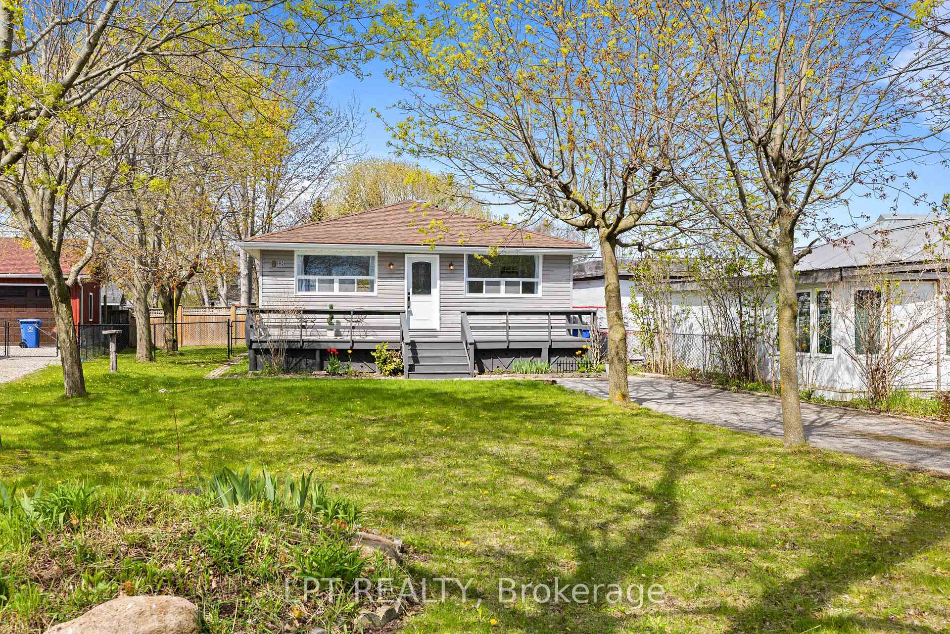 Photo 6 of 818 Poplar Avenue, Georgina, Historic Lakeshore Communities — HOMEH