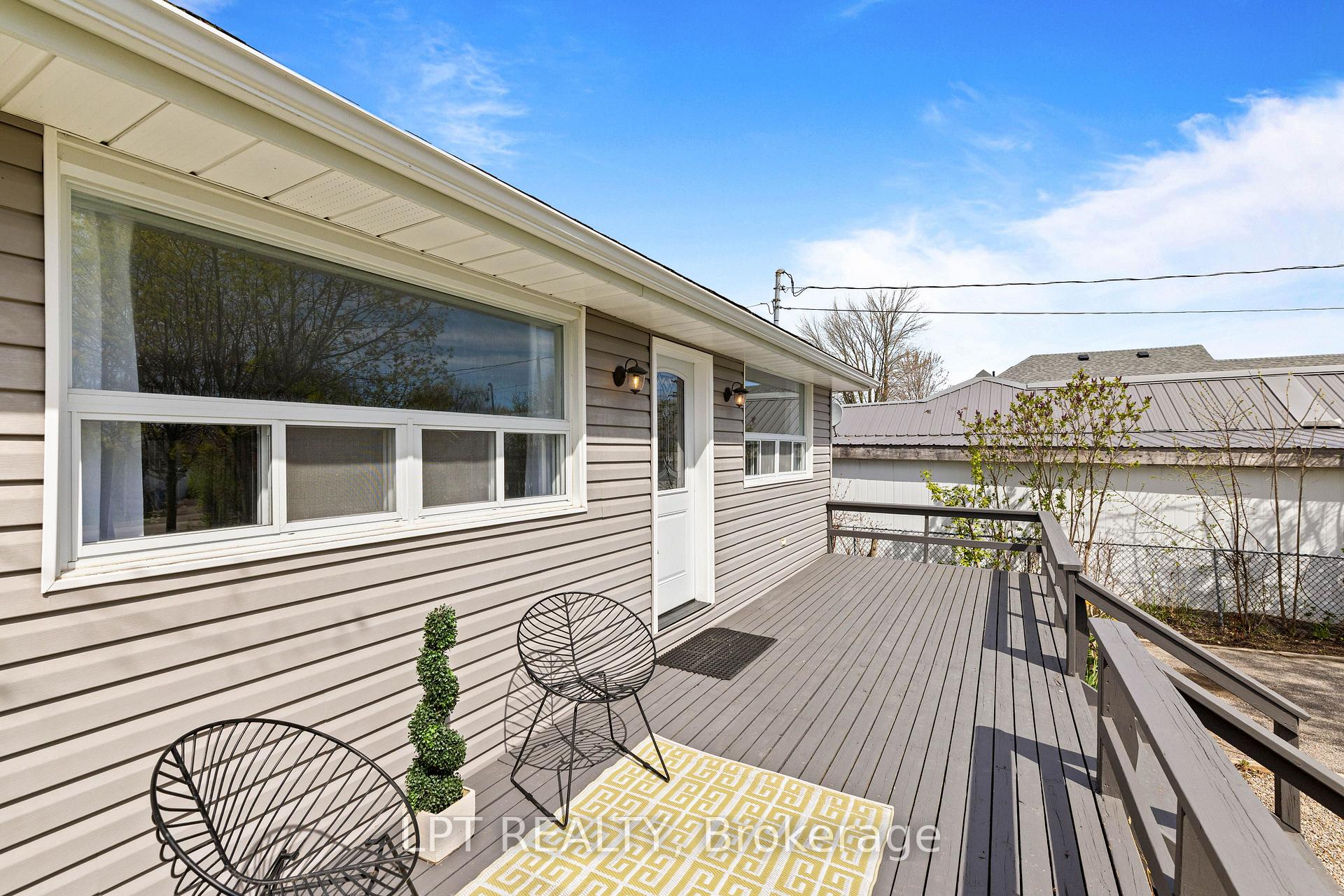 Photo 8 of 818 Poplar Avenue, Georgina, Historic Lakeshore Communities — HOMEH