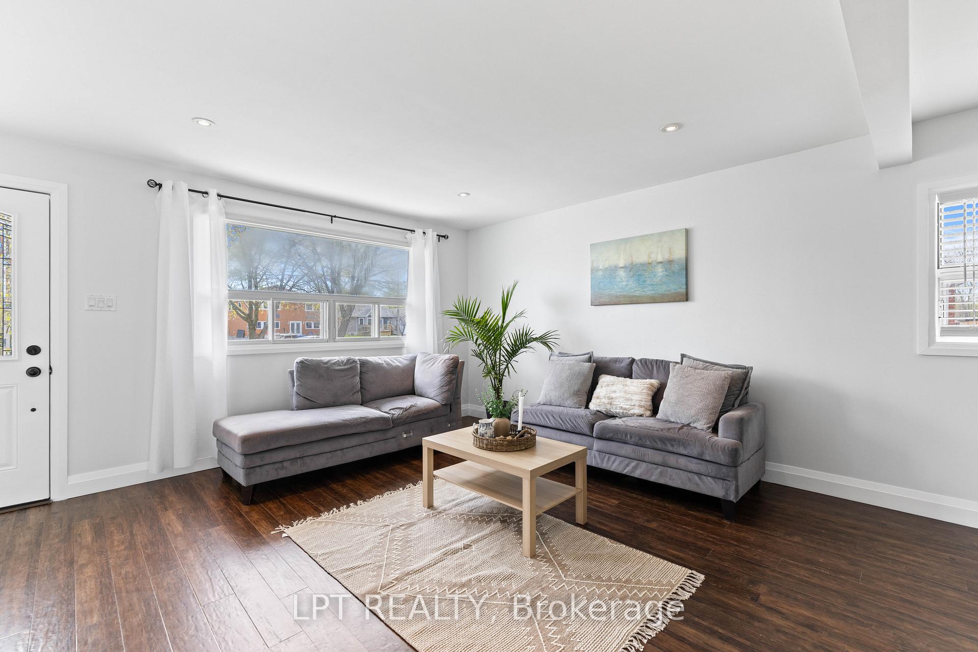 Photo 11 of 818 Poplar Avenue, Georgina, Historic Lakeshore Communities — HOMEH