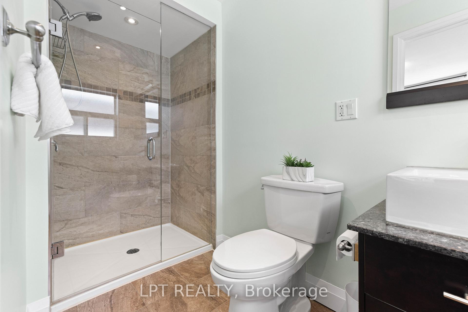 Photo 17 of 818 Poplar Avenue, Georgina, Historic Lakeshore Communities — HOMEH