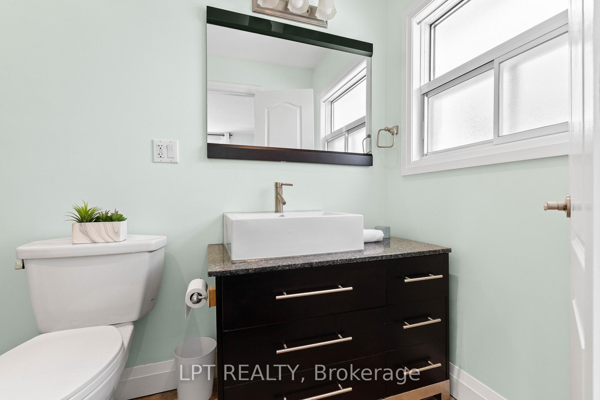 Photo 18 of 818 Poplar Avenue, Georgina, Historic Lakeshore Communities — HOMEH