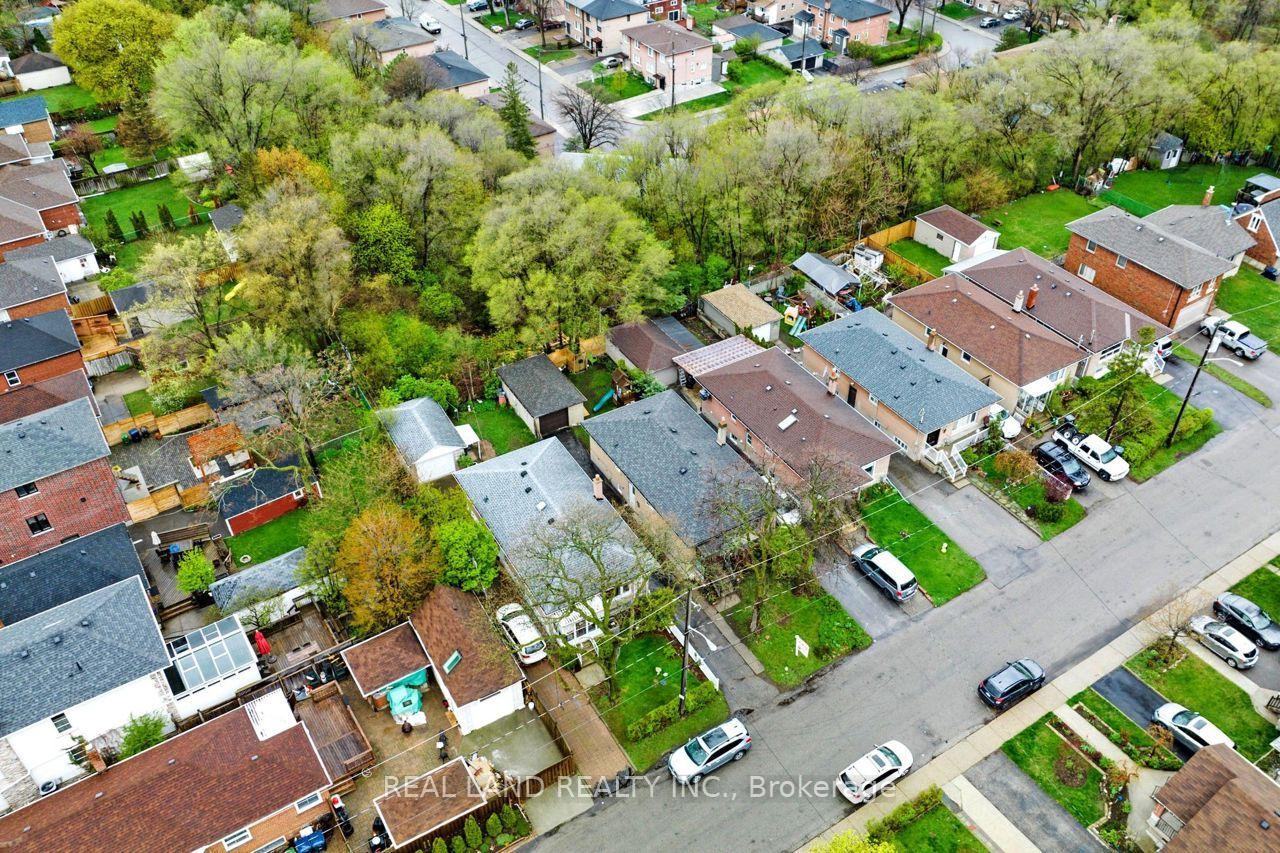 Photo 12 of 26 Glamis Avenue, Toronto, Rockcliffe-Smythe — HOMEH