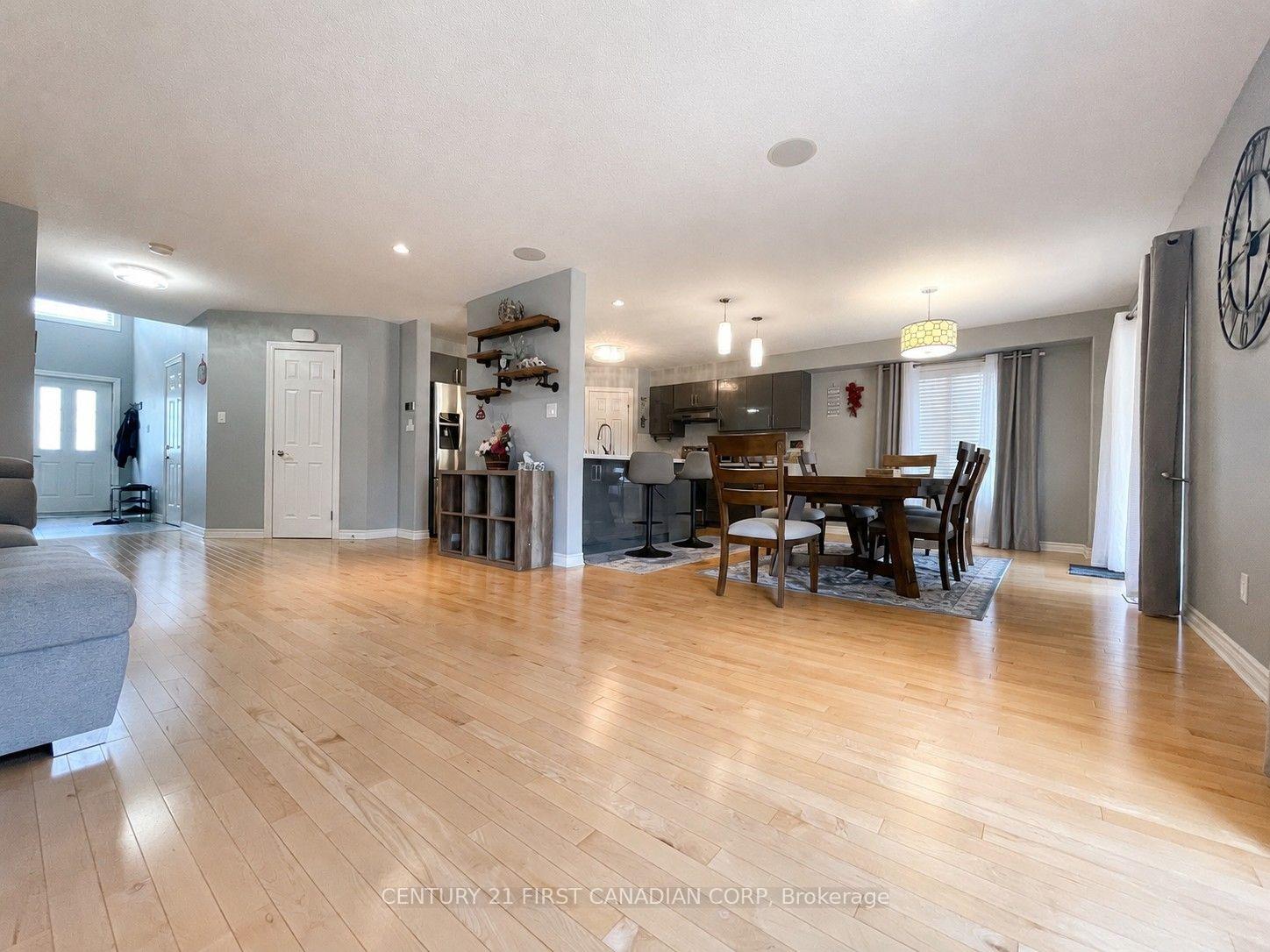 Photo 3 of 2722 Bateman Trail, London, South W — HOMEH