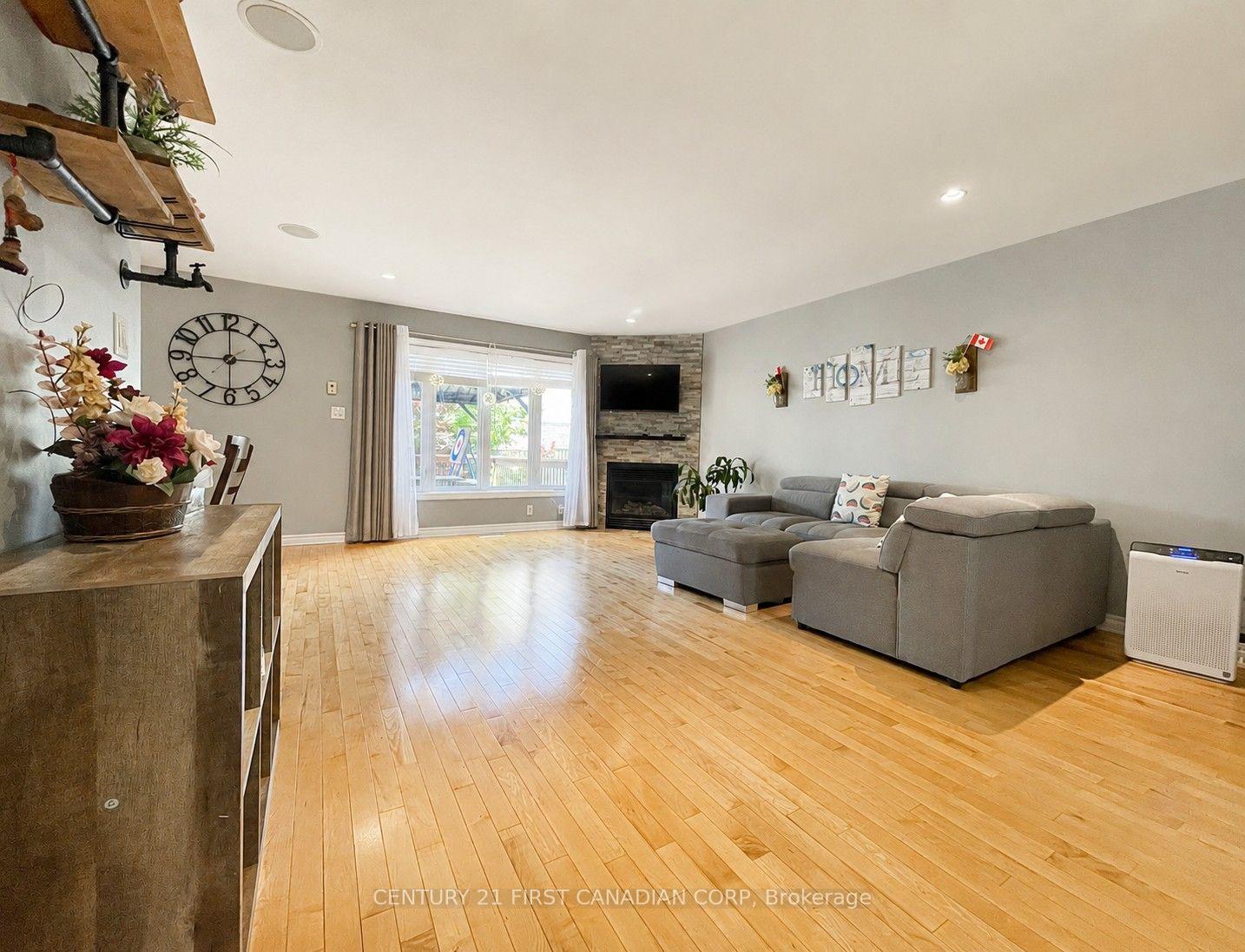 Photo 5 of 2722 Bateman Trail, London, South W — HOMEH