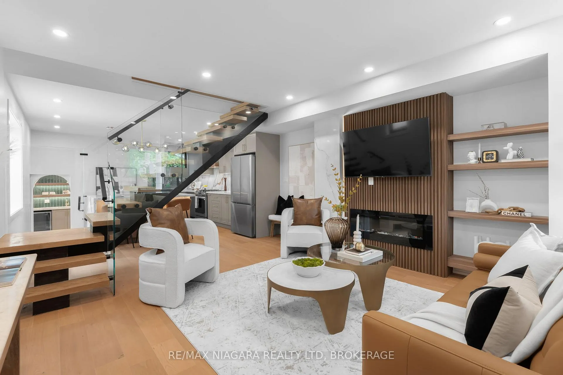 Photo 5 of 853 Sammon Avenue, Toronto, Woodbine-Lumsden — HOMEH