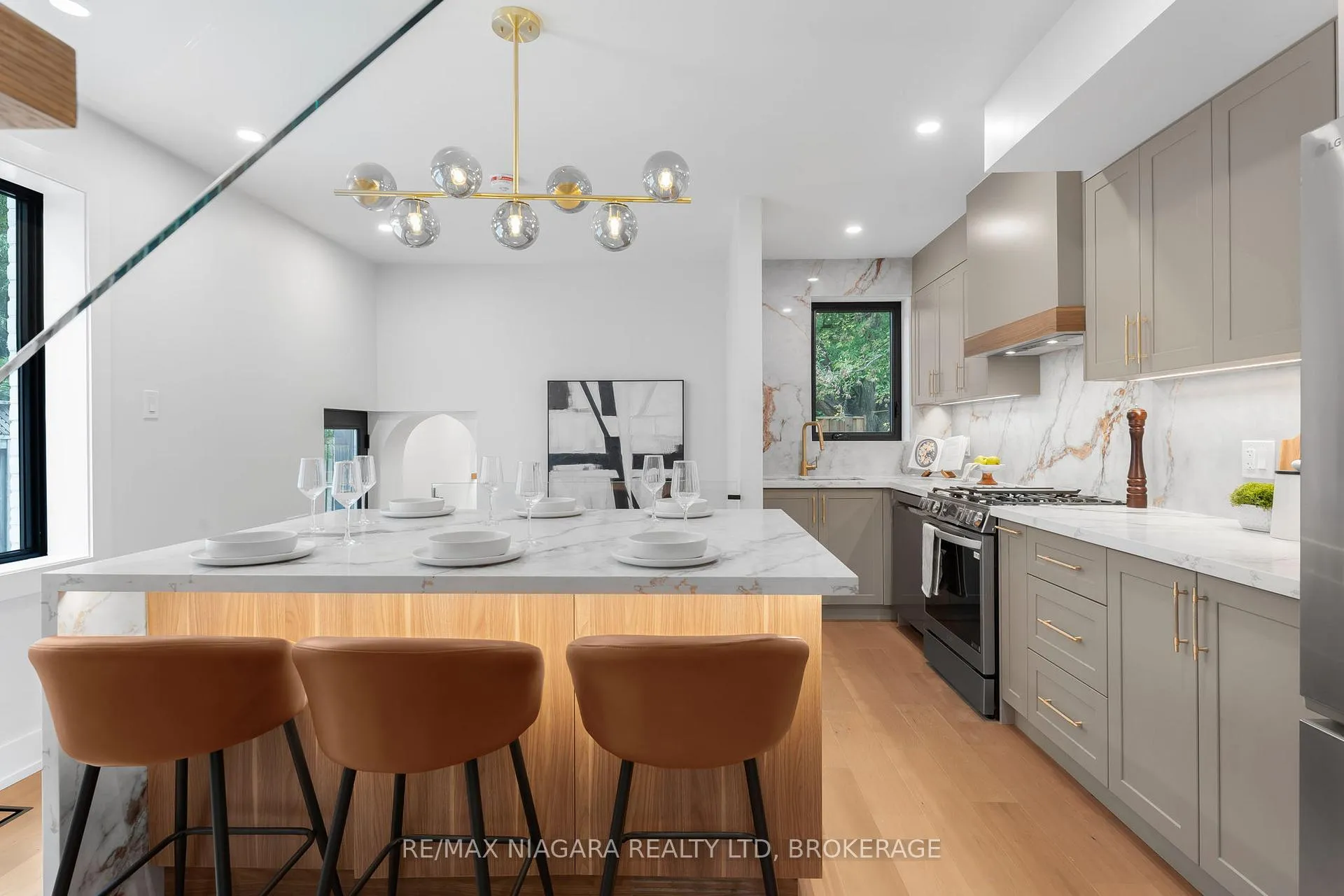 Photo 12 of 853 Sammon Avenue, Toronto, Woodbine-Lumsden — HOMEH