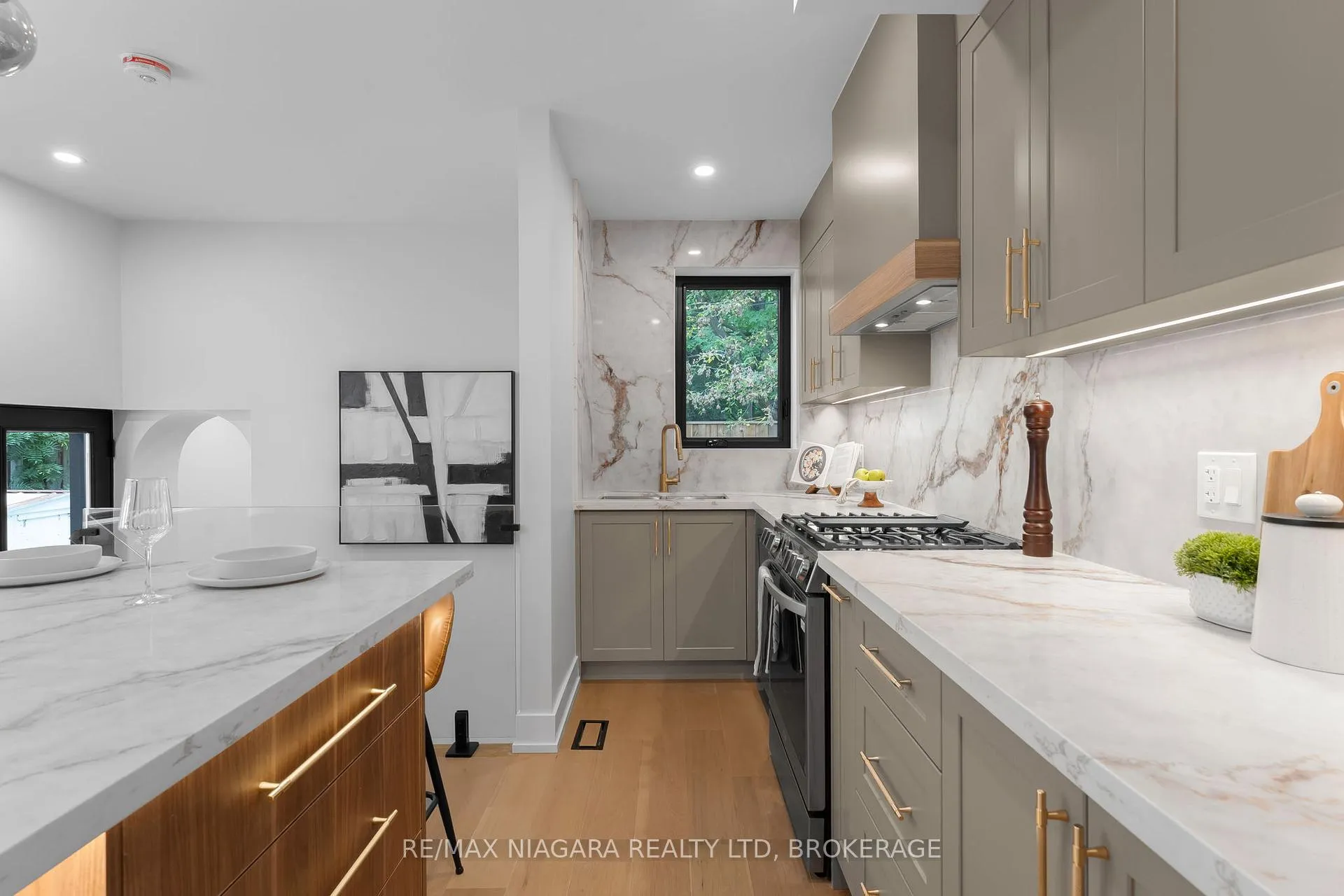 Photo 13 of 853 Sammon Avenue, Toronto, Woodbine-Lumsden — HOMEH