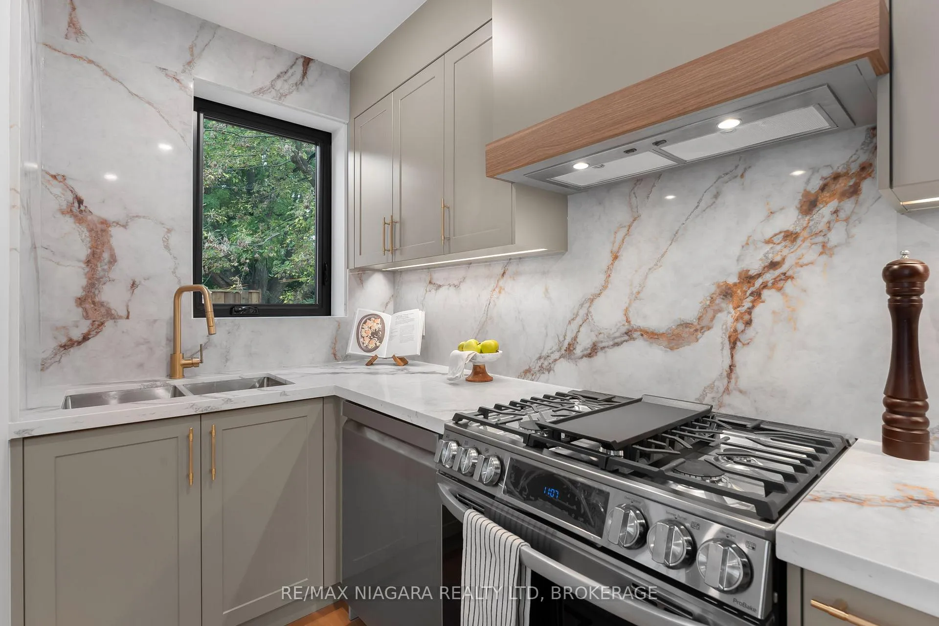 Photo 14 of 853 Sammon Avenue, Toronto, Woodbine-Lumsden — HOMEH
