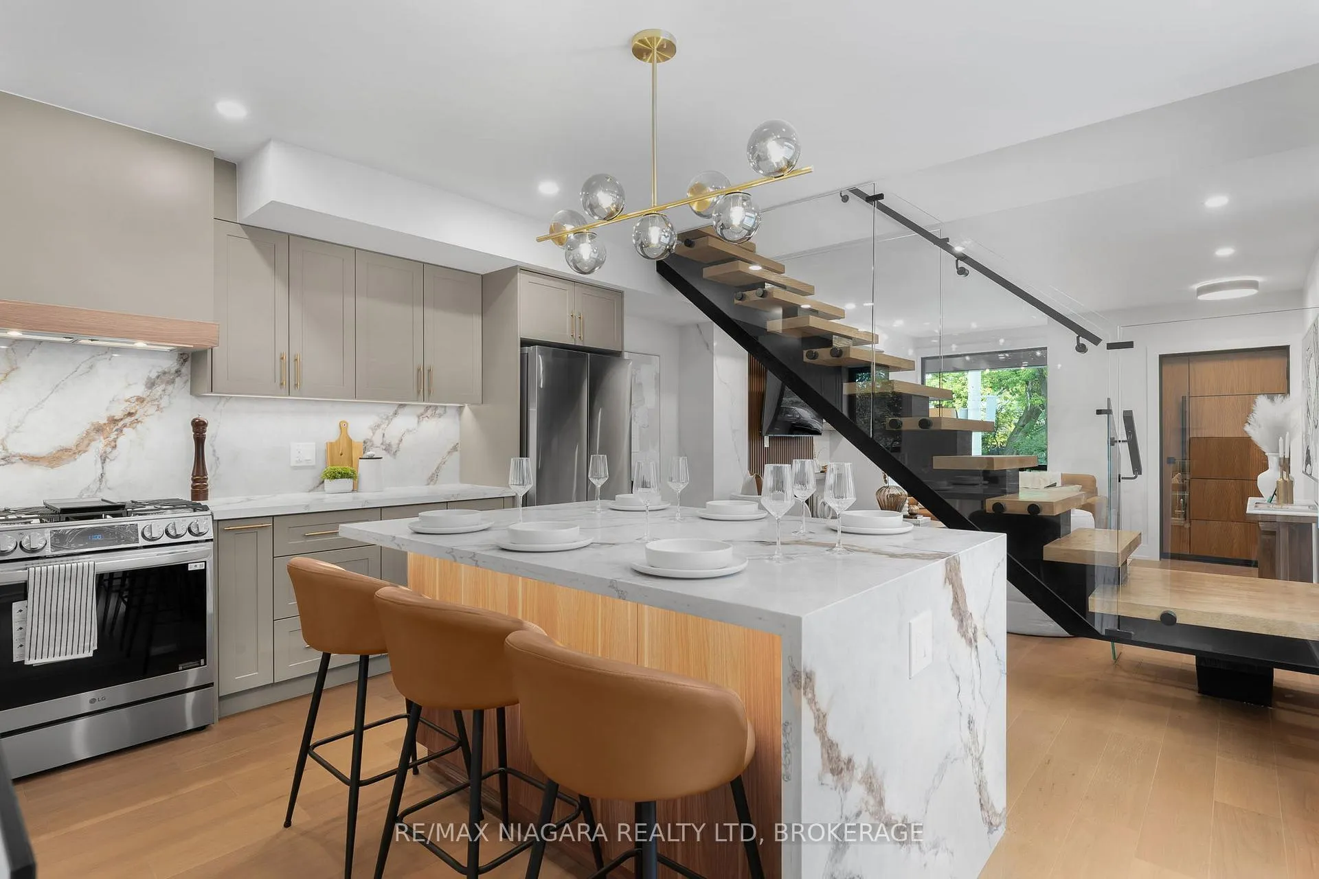 Photo 16 of 853 Sammon Avenue, Toronto, Woodbine-Lumsden — HOMEH
