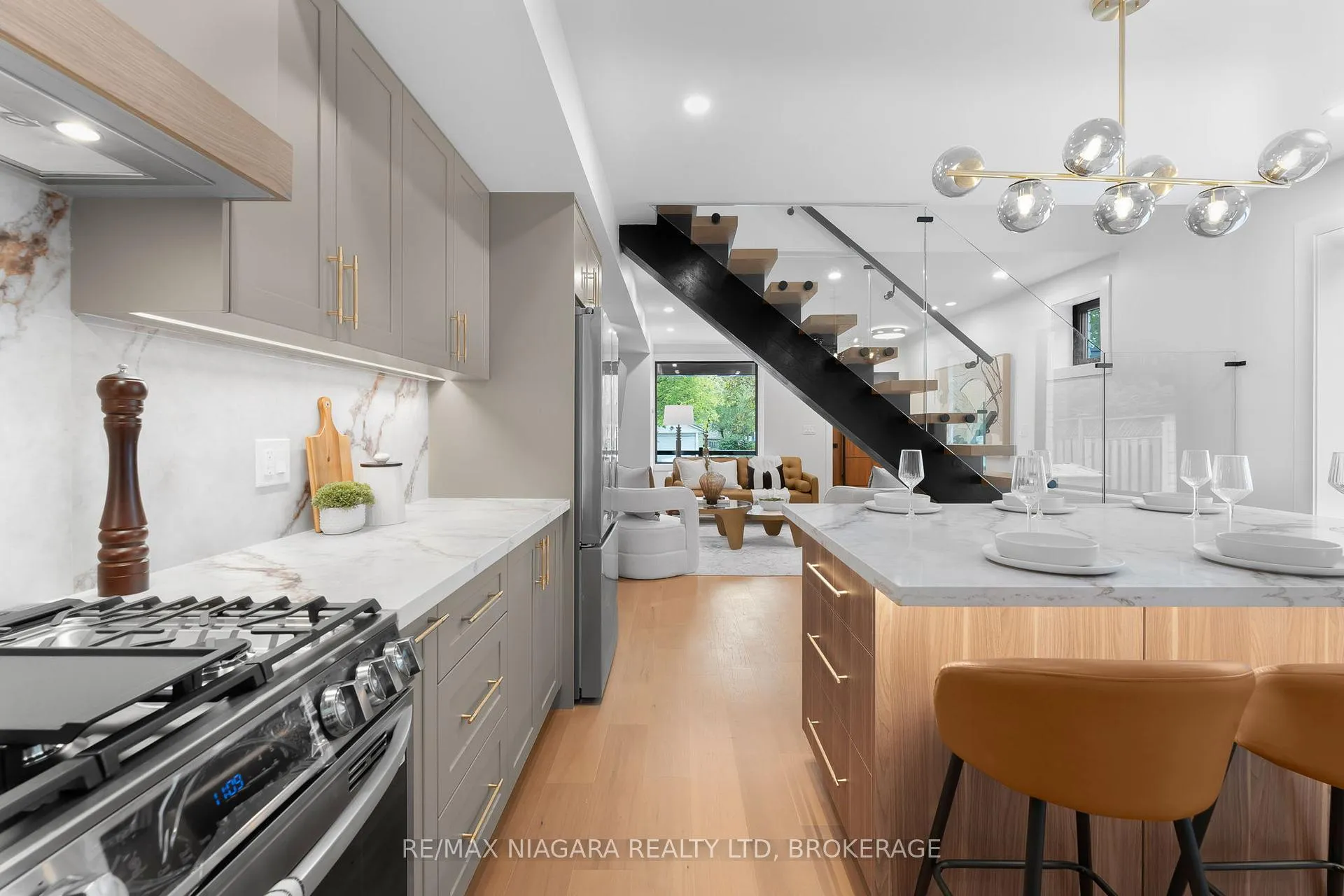 Photo 19 of 853 Sammon Avenue, Toronto, Woodbine-Lumsden — HOMEH