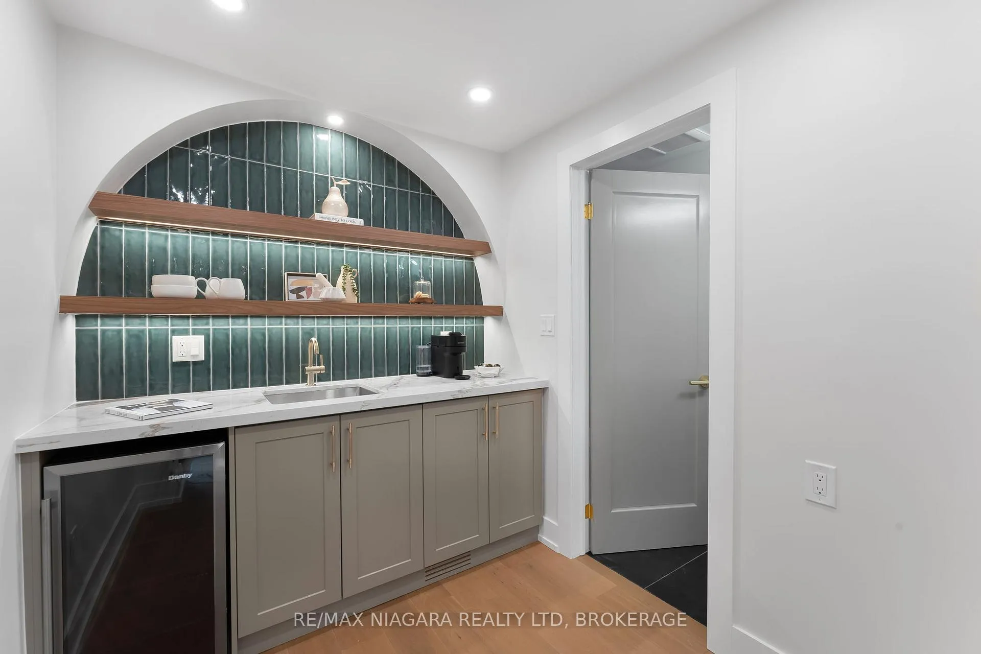 Photo 21 of 853 Sammon Avenue, Toronto, Woodbine-Lumsden — HOMEH