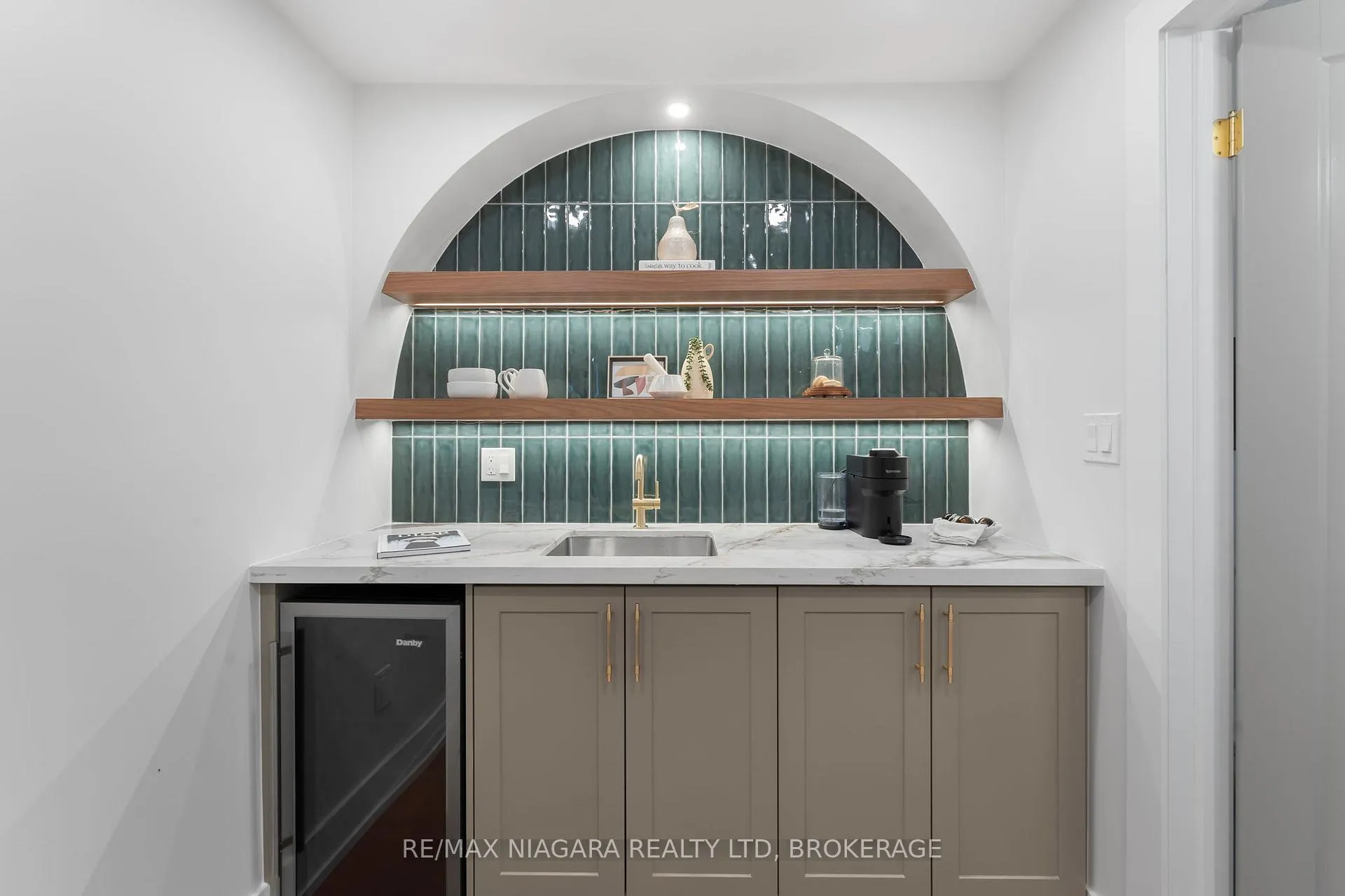 Photo 22 of 853 Sammon Avenue, Toronto, Woodbine-Lumsden — HOMEH