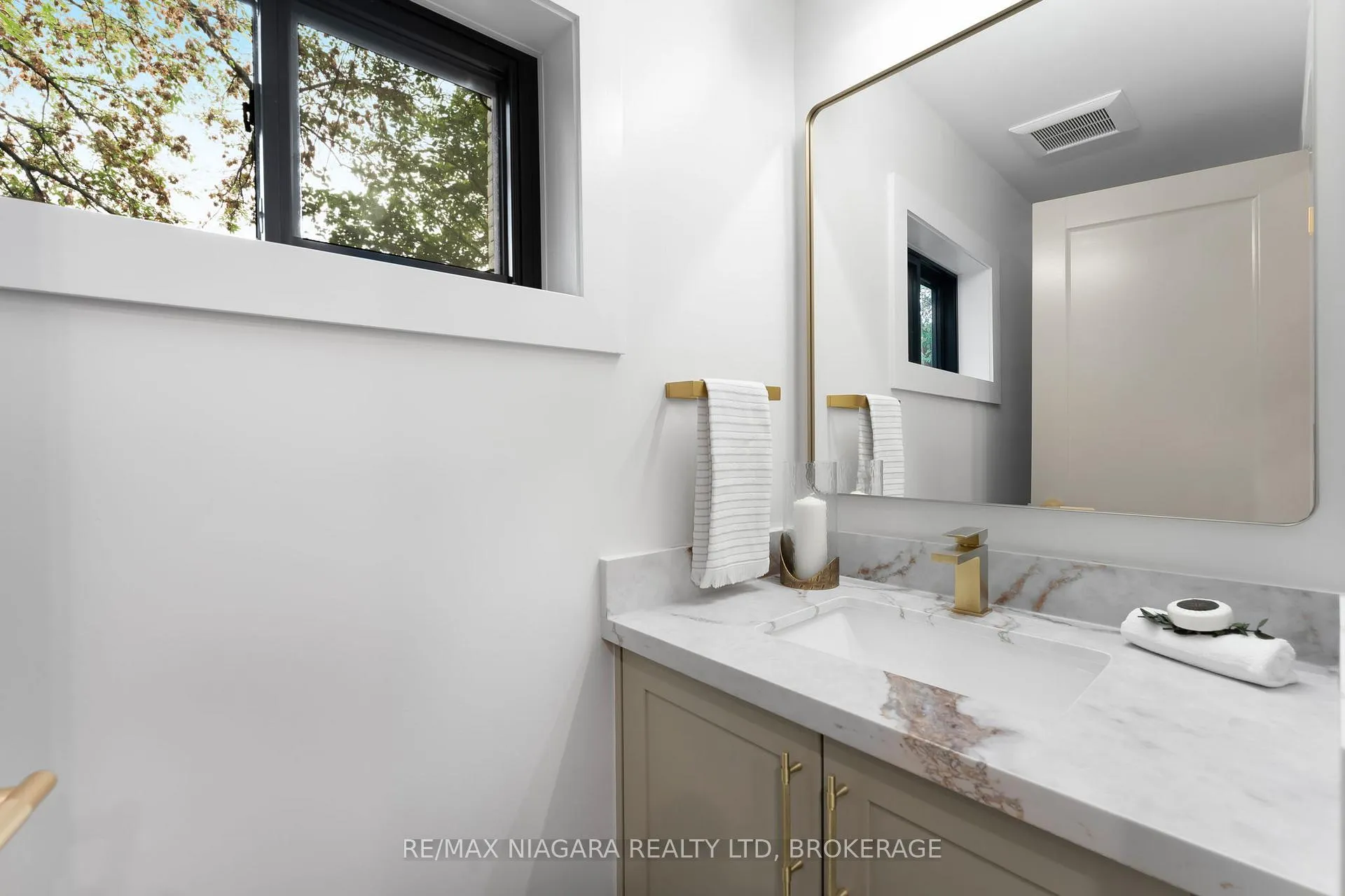 Photo 23 of 853 Sammon Avenue, Toronto, Woodbine-Lumsden — HOMEH