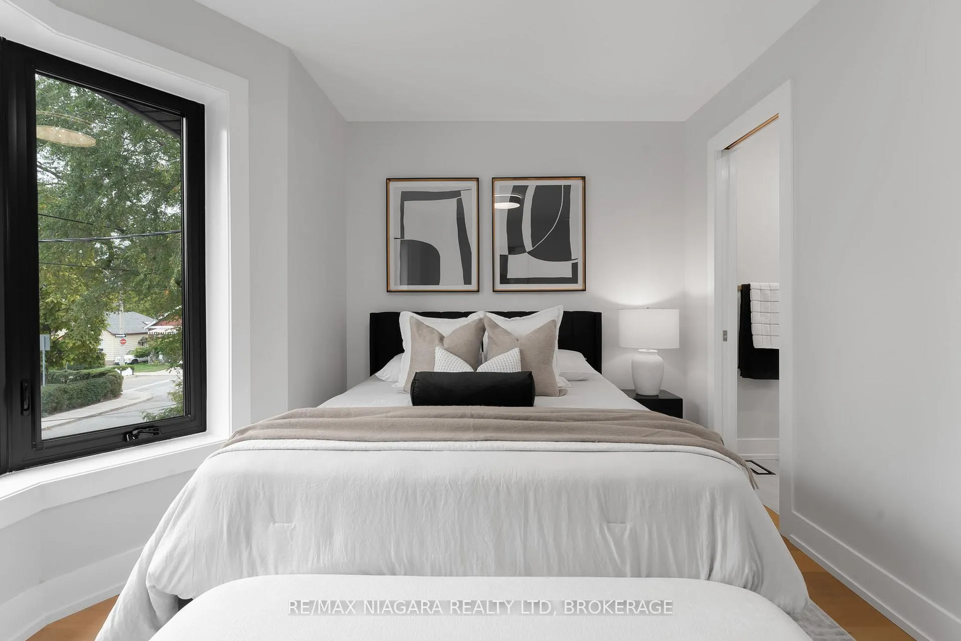 Photo 28 of 853 Sammon Avenue, Toronto, Woodbine-Lumsden — HOMEH