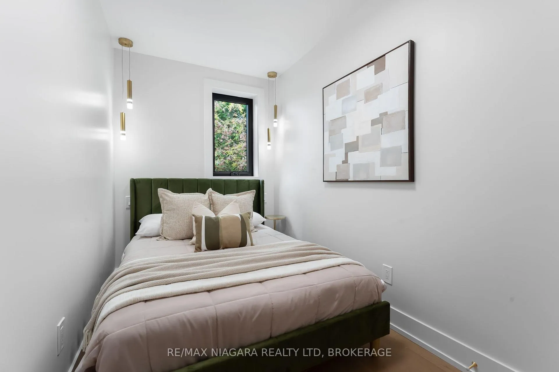 Photo 32 of 853 Sammon Avenue, Toronto, Woodbine-Lumsden — HOMEH