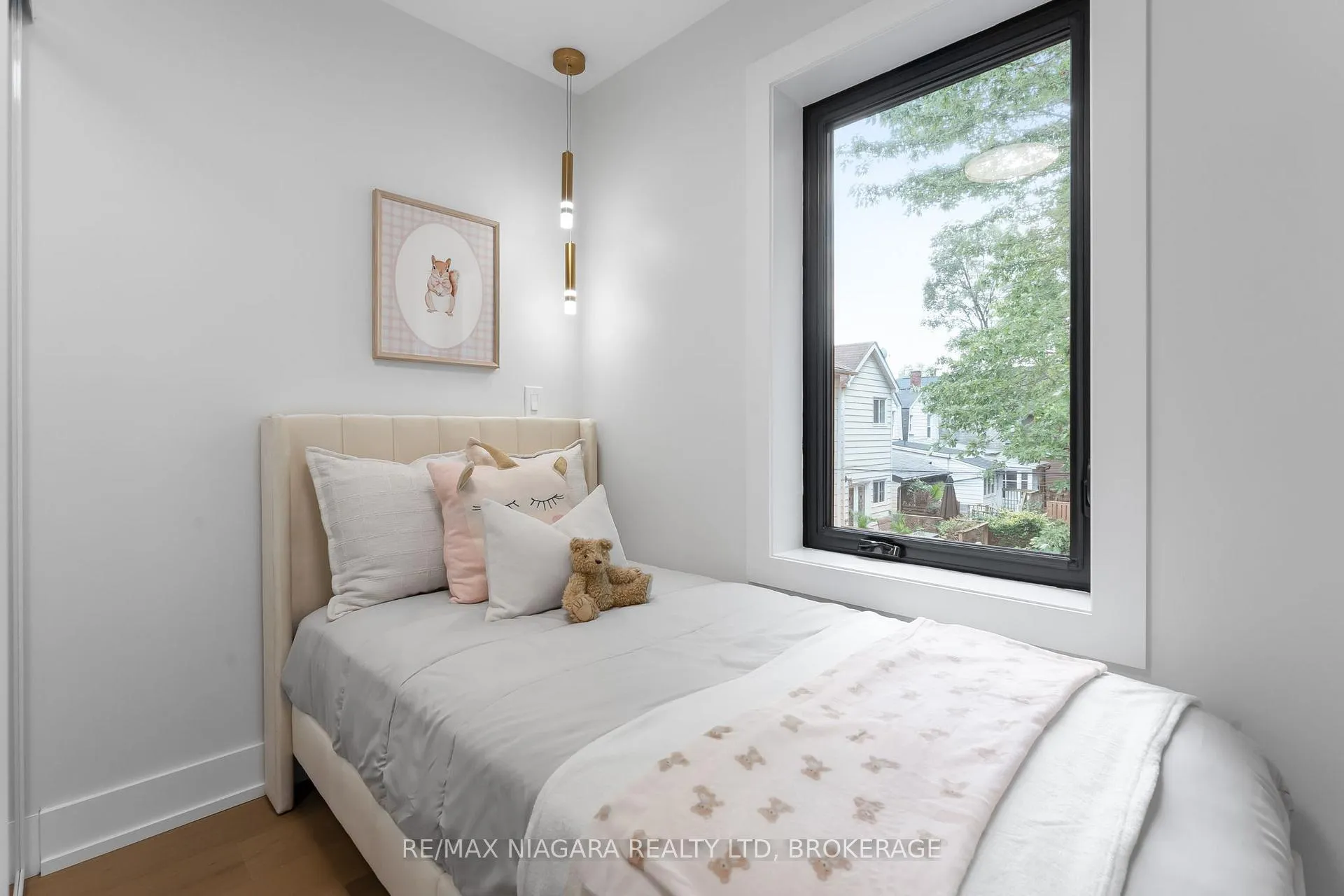 Photo 33 of 853 Sammon Avenue, Toronto, Woodbine-Lumsden — HOMEH