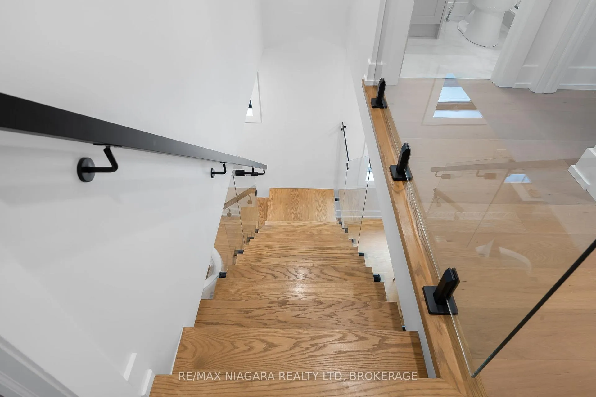 Photo 35 of 853 Sammon Avenue, Toronto, Woodbine-Lumsden — HOMEH