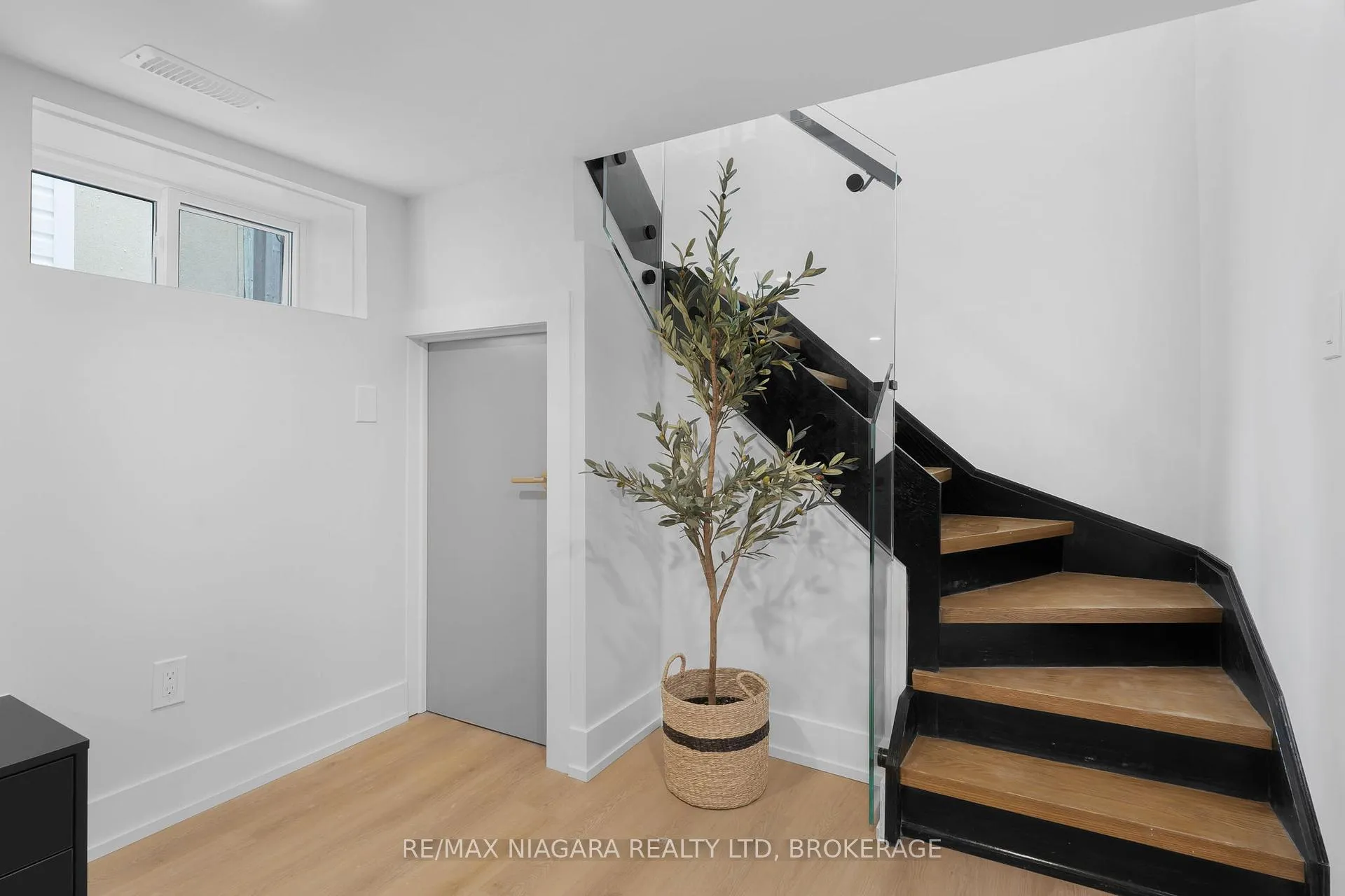 Photo 37 of 853 Sammon Avenue, Toronto, Woodbine-Lumsden — HOMEH