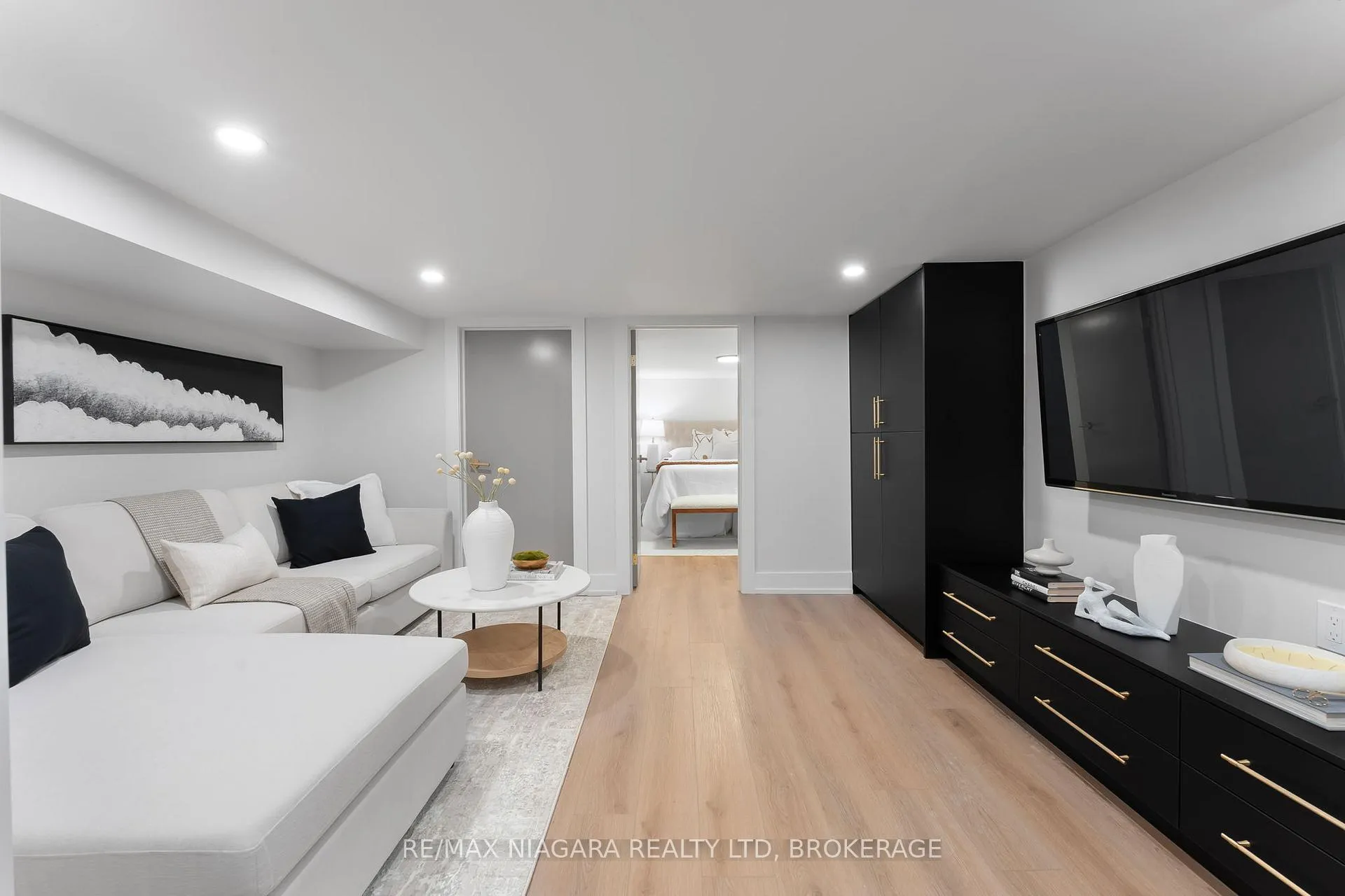 Photo 39 of 853 Sammon Avenue, Toronto, Woodbine-Lumsden — HOMEH