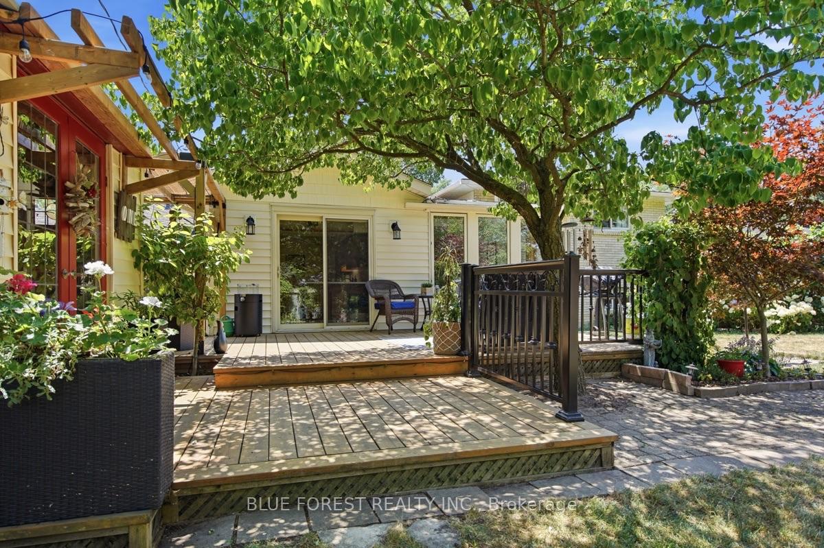 Photo 3 of 708 Headley Drive, London, North O — HOMEH
