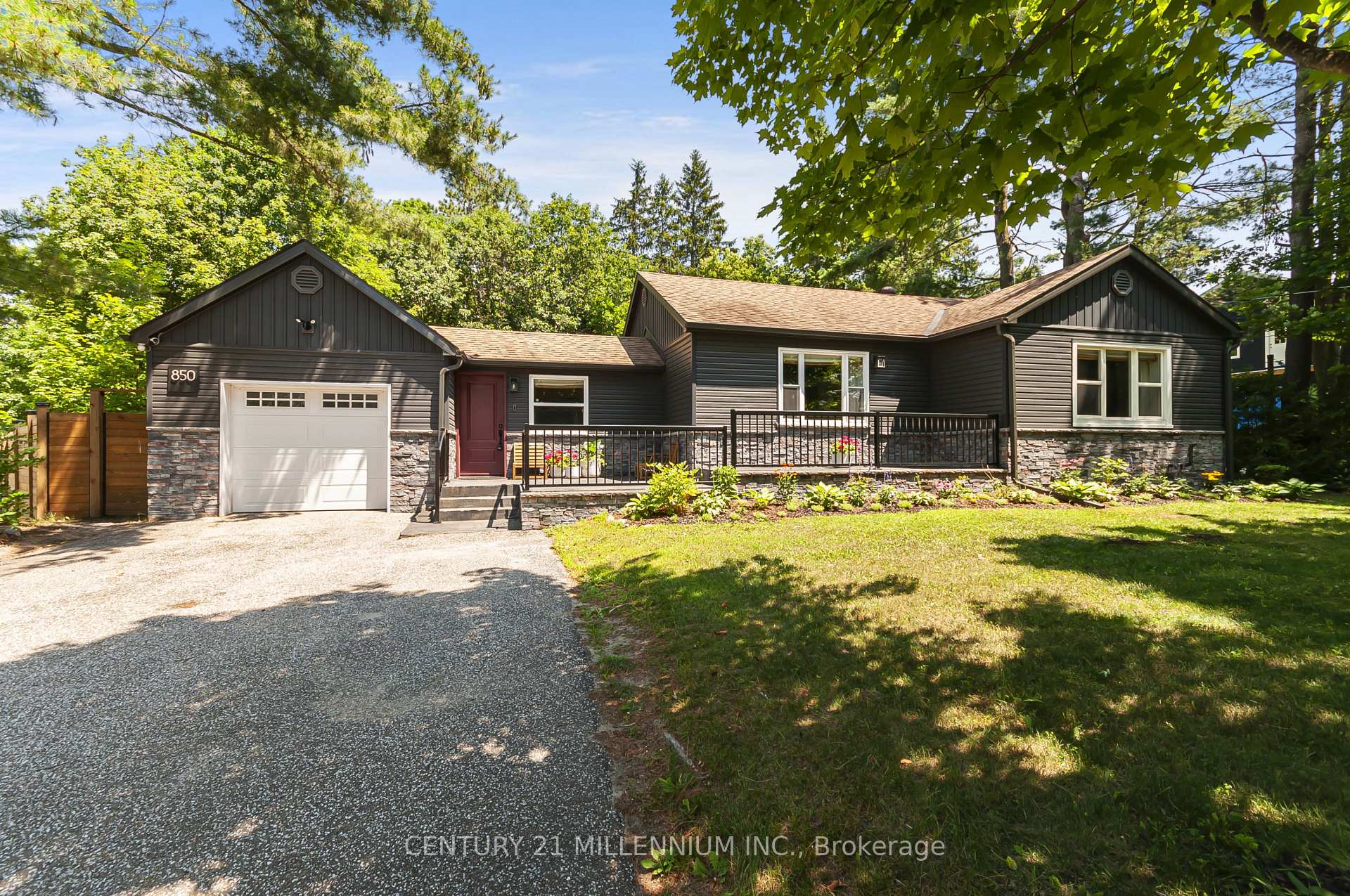 Front of 850 Muskoka Road N