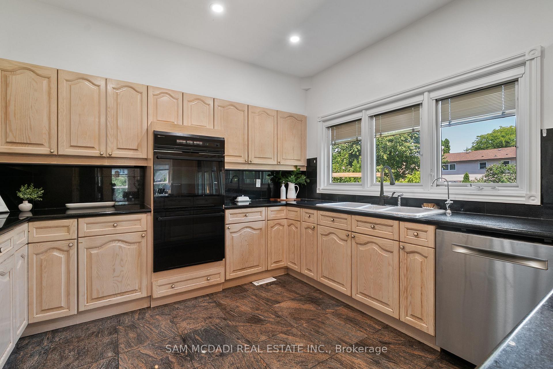 Photo 12 of 2339 Glengarry Road, Mississauga, Erindale — HOMEH
